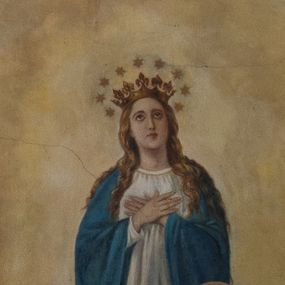 Zdjęcie nr 1: Na sklepieniu kaplicy bocznej umieszczono okrągłe przedstawianie Marii i Jezusa tronujących na tle krzyża, między św. Józefem i św. Janem Chrzcicielem, wśród aniołów. W centrum Maria i Jezus siedzą zwróceni w trzech czwartych do siebie. Maria unosi ręce przed sobą i spogląda na Jezusa, który prawą dłoń wyciąga w jej stronę, a lewą przytrzymuje berło i niewielki ziemski glob. Maria ma pociągła twarz o drobnych rysach i długie, falowane włosy spływające na plecy. Jest ubrana w różową sukienkę, przewiązaną w talii i niebieski płaszcz, który zakrywa jej plecy i nogi i jest spięty pod szyją fibulą. Chrystus ma podłużną twarz o poważnym wyrazie, dzielącą się w dwa pukle brodę i opadające na kart włosy. Ma na sobie białą tunikę oraz czerwony płaszcz. Obie postacie mają na głowach korony: Jezus zamkniętą, Maria otwartą. Za nimi widoczny krzyż łaciński w typie crux gemmata. Na skrzyżowaniu ramion, w kole otoczonym promieniami umieszczono monogram „IHS”. Nieznacznie poniżej, po lewej stronie siedzi św. Józef ubrany w niebieską tunikę i brązowy płaszcz; w prawej ręce trzyma kwiat lilii. Symetrycznie po prawej stronie znajduje się św. Jan Chrzciciel ubrany w ciemnoróżową tunikę i zielony płaszcz; prawą ręką przytrzymuje krzyż z banderolą z widocznym fragmentem napisu „ECCE AGNUS”, lewą wskazuje na tronujących. Scenę od góry ujmuje sześć postaci aniołów ubranych w kolorowe suknie. Wszystkie spoglądają na Marię i Jezusa. Tło stanowią rozświetlone na żółto obłoki, przy krawędziach widoczne są fragmenty niebieskiego nieba. Przedstawienie otoczono malowaną ramą dekorowaną wicią. Umieszczono ją na tle kwadratu, którego narożniki wypełniono symetrycznym ornamentem roślinnym. 

Na sklepieniu drugiej kaplicy bocznej znajduje się ujęty okrągłą ramą wizerunek Matki Boskiej Niepokalanie Poczętej. Maria została ukazana w całej postaci, składając ręce na piersi, ze wzrokiem skierowanym do góry. Ma owalną twarz, brązowe oczy i niewielkie usta, długie jasne włosy falowanymi puklami opadają jej na ramiona. Na głowie ma koronę, wokół której widnieje wieniec dziewięciu gwiazd. Jest ubrana w długą, białą suknię i niebieski płaszcz. Stoi na półksiężycu zwróconym rogami do dołu, jedną stopą depcze zielonego smoka. W dolnej części przedstawienia tło stanowi ciemniejący krajobraz, za postacią Marii rozświetlone na żółto chmury. Obie partie rozdzielają skłębione, szare obłoki. 
