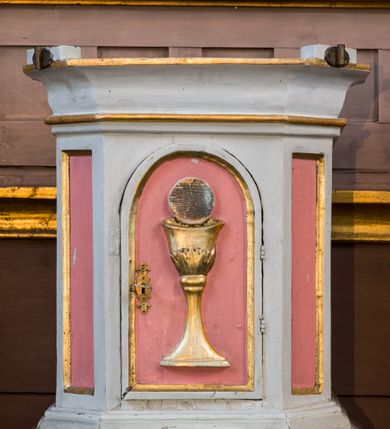 Zdjęcie nr 2: Ołtarz przyścienny, architektoniczny, na cokole. Mensa w typie sarkofagowym; antepedium dekorowane romboidalną plakietą z rozetą na tle liści. Na mensie tabernakulum na rzucie zbliżonym do kwadratu o ściętych przednich narożach, na profilowanej podstawie. Na froncie drzwi w kształcie stojącego prostokąta zamkniętego łukiem półkolistym dekorowane kielichem z hostią; na skośnych ściankach prostokątne płyciny. Zwieńczenie w formie gzymsu. Obok tabernakulum stoją niewielkie, całopostaciowe figurki aniołów – po lewej stronie skłaniającego się w modlitwie, po prawej wyciągającego ręce przed siebie. Nastawa ołtarzowa jednoosiowa, jednokondygnacyjna ze zwieńczeniem. Oś środkowa jest flankowana parą kolumn o kapitelach kompozytowych, ustawionych przed licem ołtarza, na tle zwielokrotnionych pilastrów. Cokoły kolumn dekorowane wieńcami laurowymi. Podpory dźwigają pełne, wyłamane wielokrotnie belkowanie oraz odpowiadające ich ułożeniu cokoły, na których klęczy para modlących się aniołów; na środku, na fryzie belkowania wić roślinna. W polu głównym, we wnęce w kształcie stojącego prostokąta obraz w kształcie takiegoż prostokąta zamkniętego łukiem półkolistym z przedstawieniem św. Józefa z małym Jezusem ujętego ramą z dekoracją w przyłuczach. 
Kondygnację ujmują ażurowe uszaki utworzone z suchej wici akantowej połączonej z rozwiniętymi kwiatkami. Zwieńczenie o kształcie wklęsło-wypukłym, zamknięte od góry łukiem nadwieszonym utworzonym z wolut spiętych płomienistym rocaille’em. Wypełnia je mały owalny obraz z przedstawieniem św. Maksymiliana Kolbe w profilowanej ramie. Spływy zwieńczenia dekorują liście palmowe. 
Struktura polichromowana na kolor jasnobrązowy ze złoconą i srebrzoną ornamentyką oraz detalami architektonicznymi; kolumny białe; tabernakulum białe z różowymi płycinami i złoconymi detalami. 
