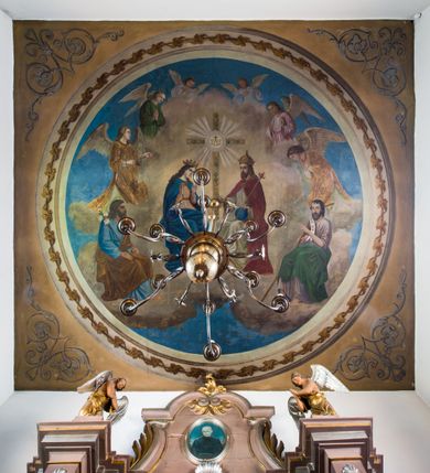 Zdjęcie nr 3: Ołtarz przyścienny, architektoniczny, na cokole. Mensa w typie sarkofagowym; antepedium dekorowane romboidalną plakietą z rozetą na tle liści. Na mensie tabernakulum na rzucie zbliżonym do kwadratu o ściętych przednich narożach, na profilowanej podstawie. Na froncie drzwi w kształcie stojącego prostokąta zamkniętego łukiem półkolistym dekorowane kielichem z hostią; na skośnych ściankach prostokątne płyciny. Zwieńczenie w formie gzymsu. Obok tabernakulum stoją niewielkie, całopostaciowe figurki aniołów – po lewej stronie skłaniającego się w modlitwie, po prawej wyciągającego ręce przed siebie. Nastawa ołtarzowa jednoosiowa, jednokondygnacyjna ze zwieńczeniem. Oś środkowa jest flankowana parą kolumn o kapitelach kompozytowych, ustawionych przed licem ołtarza, na tle zwielokrotnionych pilastrów. Cokoły kolumn dekorowane wieńcami laurowymi. Podpory dźwigają pełne, wyłamane wielokrotnie belkowanie oraz odpowiadające ich ułożeniu cokoły, na których klęczy para modlących się aniołów; na środku, na fryzie belkowania wić roślinna. W polu głównym, we wnęce w kształcie stojącego prostokąta obraz w kształcie takiegoż prostokąta zamkniętego łukiem półkolistym z przedstawieniem św. Józefa z małym Jezusem ujętego ramą z dekoracją w przyłuczach. 
Kondygnację ujmują ażurowe uszaki utworzone z suchej wici akantowej połączonej z rozwiniętymi kwiatkami. Zwieńczenie o kształcie wklęsło-wypukłym, zamknięte od góry łukiem nadwieszonym utworzonym z wolut spiętych płomienistym rocaille’em. Wypełnia je mały owalny obraz z przedstawieniem św. Maksymiliana Kolbe w profilowanej ramie. Spływy zwieńczenia dekorują liście palmowe. 
Struktura polichromowana na kolor jasnobrązowy ze złoconą i srebrzoną ornamentyką oraz detalami architektonicznymi; kolumny białe; tabernakulum białe z różowymi płycinami i złoconymi detalami. 
