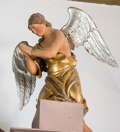 Zdjęcie nr 5: Ołtarz przyścienny, architektoniczny, na cokole. Mensa w typie sarkofagowym; antepedium dekorowane romboidalną plakietą z rozetą na tle liści. Na mensie tabernakulum na rzucie zbliżonym do kwadratu o ściętych przednich narożach, na profilowanej podstawie. Na froncie drzwi w kształcie stojącego prostokąta zamkniętego łukiem półkolistym dekorowane kielichem z hostią; na skośnych ściankach prostokątne płyciny. Zwieńczenie w formie gzymsu. Obok tabernakulum stoją niewielkie, całopostaciowe figurki aniołów – po lewej stronie skłaniającego się w modlitwie, po prawej wyciągającego ręce przed siebie. Nastawa ołtarzowa jednoosiowa, jednokondygnacyjna ze zwieńczeniem. Oś środkowa jest flankowana parą kolumn o kapitelach kompozytowych, ustawionych przed licem ołtarza, na tle zwielokrotnionych pilastrów. Cokoły kolumn dekorowane wieńcami laurowymi. Podpory dźwigają pełne, wyłamane wielokrotnie belkowanie oraz odpowiadające ich ułożeniu cokoły, na których klęczy para modlących się aniołów; na środku, na fryzie belkowania wić roślinna. W polu głównym, we wnęce w kształcie stojącego prostokąta obraz w kształcie takiegoż prostokąta zamkniętego łukiem półkolistym z przedstawieniem św. Józefa z małym Jezusem ujętego ramą z dekoracją w przyłuczach. 
Kondygnację ujmują ażurowe uszaki utworzone z suchej wici akantowej połączonej z rozwiniętymi kwiatkami. Zwieńczenie o kształcie wklęsło-wypukłym, zamknięte od góry łukiem nadwieszonym utworzonym z wolut spiętych płomienistym rocaille’em. Wypełnia je mały owalny obraz z przedstawieniem św. Maksymiliana Kolbe w profilowanej ramie. Spływy zwieńczenia dekorują liście palmowe. 
Struktura polichromowana na kolor jasnobrązowy ze złoconą i srebrzoną ornamentyką oraz detalami architektonicznymi; kolumny białe; tabernakulum białe z różowymi płycinami i złoconymi detalami. 
