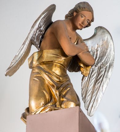 Zdjęcie nr 4: Ołtarz przyścienny, architektoniczny, na cokole. Mensa w typie sarkofagowym; antepedium dekorowane romboidalną plakietą z rozetą na tle liści. Na mensie tabernakulum na rzucie zbliżonym do kwadratu o ściętych przednich narożach, na profilowanej podstawie. Na froncie drzwi w kształcie stojącego prostokąta zamkniętego łukiem półkolistym dekorowane kielichem z hostią; na skośnych ściankach prostokątne płyciny. Zwieńczenie w formie gzymsu. Obok tabernakulum stoją niewielkie, całopostaciowe figurki aniołów – po lewej stronie skłaniającego się w modlitwie, po prawej wyciągającego ręce przed siebie. Nastawa ołtarzowa jednoosiowa, jednokondygnacyjna ze zwieńczeniem. Oś środkowa jest flankowana parą kolumn o kapitelach kompozytowych, ustawionych przed licem ołtarza, na tle zwielokrotnionych pilastrów. Cokoły kolumn dekorowane wieńcami laurowymi. Podpory dźwigają pełne, wyłamane wielokrotnie belkowanie oraz odpowiadające ich ułożeniu cokoły, na których klęczy para modlących się aniołów; na środku, na fryzie belkowania wić roślinna. W polu głównym, we wnęce w kształcie stojącego prostokąta obraz w kształcie takiegoż prostokąta zamkniętego łukiem półkolistym z przedstawieniem św. Józefa z małym Jezusem ujętego ramą z dekoracją w przyłuczach. 
Kondygnację ujmują ażurowe uszaki utworzone z suchej wici akantowej połączonej z rozwiniętymi kwiatkami. Zwieńczenie o kształcie wklęsło-wypukłym, zamknięte od góry łukiem nadwieszonym utworzonym z wolut spiętych płomienistym rocaille’em. Wypełnia je mały owalny obraz z przedstawieniem św. Maksymiliana Kolbe w profilowanej ramie. Spływy zwieńczenia dekorują liście palmowe. 
Struktura polichromowana na kolor jasnobrązowy ze złoconą i srebrzoną ornamentyką oraz detalami architektonicznymi; kolumny białe; tabernakulum białe z różowymi płycinami i złoconymi detalami. 
