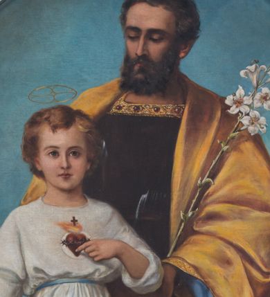 Zdjęcie nr 1: Obraz w kształcie stojącego prostokąta zamkniętego łukiem półkolistym w srebrnej, dekorowanej ornamentami ramie. W centrum kompozycji znajduje się całopostaciowe przedstawienie św. Józefa spoglądającego na stojącego przed nim młodego Jezusa. Jezus jest ustawiony frontalnie, w kontrapoście, patrząc na widza, prawą rękę wyciąga przed siebie, lewą wskazuje znajdujące się na jego piersi gorejące serce otoczone koroną cierniową i zwieńczone krzyżem. Jezus ma owalną twarz, szeroko otwarte, ciemne oczy, wąski nos  i małe usta. Jego blond, falowane, krótkie włosy są rozdzielone przedziałkiem. Jest ubrany w długą, białą tunikę przewiązaną w pasie niebieskim paskiem. Jezus stoi na globie ziemskim oplecionym wicią z białymi kwiatami. Ustawiony za nim Józef w lewej ręce trzyma kwiat lilii, ma drobną twarz okoloną ciemnymi włosami i sięgającą dekoltu brodę. Jest ubrany w ciemnobrązową tunikę wykończoną pod szyją złotą  lamówką z kamieniami szlachetnymi. Na to ma narzucony żółty płaszcz z niebieskim podbiciem, który zakrywa ręce, łamiąc się grubymi fałdami i przechodzi z przodu poniżej pasa. Obie postacie mają nad głowami wąskie, okrągłe nimby; nimb Jezusa jest wypełniony krzyżem. Tło przedstawienia stanowi niebieskie niebo przesłonięte w dolnej części białymi obłokami.  W prawym dolnym rogu sygnatura „Malował Władysław Rossowski”, poniżej umieszczona jest częściowo przesłonięta data. 