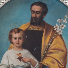 Zdjęcie nr 1: Obraz w kształcie stojącego prostokąta zamkniętego łukiem półkolistym w srebrnej, dekorowanej ornamentami ramie. W centrum kompozycji znajduje się całopostaciowe przedstawienie św. Józefa spoglądającego na stojącego przed nim młodego Jezusa. Jezus jest ustawiony frontalnie, w kontrapoście, patrząc na widza, prawą rękę wyciąga przed siebie, lewą wskazuje znajdujące się na jego piersi gorejące serce otoczone koroną cierniową i zwieńczone krzyżem. Jezus ma owalną twarz, szeroko otwarte, ciemne oczy, wąski nos  i małe usta. Jego blond, falowane, krótkie włosy są rozdzielone przedziałkiem. Jest ubrany w długą, białą tunikę przewiązaną w pasie niebieskim paskiem. Jezus stoi na globie ziemskim oplecionym wicią z białymi kwiatami. Ustawiony za nim Józef w lewej ręce trzyma kwiat lilii, ma drobną twarz okoloną ciemnymi włosami i sięgającą dekoltu brodę. Jest ubrany w ciemnobrązową tunikę wykończoną pod szyją złotą  lamówką z kamieniami szlachetnymi. Na to ma narzucony żółty płaszcz z niebieskim podbiciem, który zakrywa ręce, łamiąc się grubymi fałdami i przechodzi z przodu poniżej pasa. Obie postacie mają nad głowami wąskie, okrągłe nimby; nimb Jezusa jest wypełniony krzyżem. Tło przedstawienia stanowi niebieskie niebo przesłonięte w dolnej części białymi obłokami.  W prawym dolnym rogu sygnatura „Malował Władysław Rossowski”, poniżej umieszczona jest częściowo przesłonięta data. 