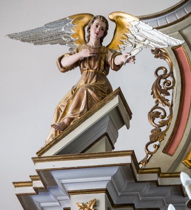 Zdjęcie nr 6: Ołtarz przyścienny, architektoniczny, na cokole. Mensa w typie sarkofagowym; antepedium dekorowane przebitym mieczem gorejącym sercem w wieńcu z róż ujętym kwitnącymi gałązkami. Na mensie tabernakulum na rzucie zbliżonym do prostokąta, na profilowanej podstawie, ujęte spływami wolutowymi. Na licu drzwi w kształcie stojącego prostokąta zamkniętego łukiem półkolistym dekorowane kielichem z hostią, ujęte ustawionymi skośnie pilastrami dźwigającymi pełne belkowanie z wysuniętym gzymsem. Obok tabernakulum stoi figura św. Antoniego Padewskiego. Nastawa jednoosiowa, jednokondygnacyjna ze zwieńczeniem. Oś środkowa flankowana parą kolumn o kapitelach kompozytowych, ustawionych przed licem ołtarza na tle zwielokrotnionych pilastrów. Cokoły kolumn dekorowane płycinami z dekoracją z wici. Podpory dźwigają pełne, wyłamane wielokrotnie belkowanie oraz odpowiadający ich ułożeniu przerwany przyczółek, na którym spoczywa para adorujących aniołów; belkowanie nad częścią środkową ucięte łukowato. W polu środkowym we wnęce w kształcie stojącego prostokąta zamkniętego łukiem nadwieszonym z uskokiem obraz z przedstawieniem Matki Boskiej z Dzieciątkiem w profilowanej ramie z dekoracją płaskorzeźbioną. W ramie ponad obrazem płaskorzeźbiona kompozycja z aniołków trzymających koronę ponad monogramem maryjnym. Powyżej kartusz z napisem „AVE / MARYA”. 
Kondygnację ujmują ażurowe uszaki utworzone z wici roślinnej. Zwieńczenie o kształcie wklęsło-wypukłym, zamknięte od góry łukiem nadwieszonym utworzonym z wolut spiętych muszlą palmetową. Wypełnia je obraz w ramie powtarzającej jego kształt z wizerunkiem św. Cecylii grającej na instrumencie. Zwieńczenie ujmują podobne, ażurowe uszaki. 
Struktura polichromowana na biało ze złoconą ornamentyką oraz detalami architektonicznymi.
