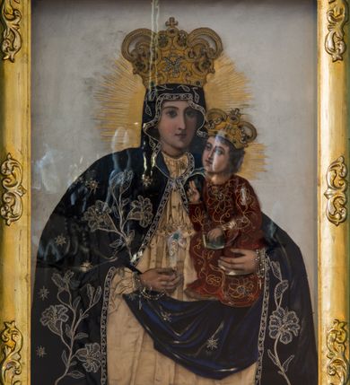 Zdjęcie nr 2: Ołtarz przyścienny, architektoniczny, na cokole. Mensa w typie sarkofagowym; antepedium dekorowane przebitym mieczem gorejącym sercem w wieńcu z róż ujętym kwitnącymi gałązkami. Na mensie tabernakulum na rzucie zbliżonym do prostokąta, na profilowanej podstawie, ujęte spływami wolutowymi. Na licu drzwi w kształcie stojącego prostokąta zamkniętego łukiem półkolistym dekorowane kielichem z hostią, ujęte ustawionymi skośnie pilastrami dźwigającymi pełne belkowanie z wysuniętym gzymsem. Obok tabernakulum stoi figura św. Antoniego Padewskiego. Nastawa jednoosiowa, jednokondygnacyjna ze zwieńczeniem. Oś środkowa flankowana parą kolumn o kapitelach kompozytowych, ustawionych przed licem ołtarza na tle zwielokrotnionych pilastrów. Cokoły kolumn dekorowane płycinami z dekoracją z wici. Podpory dźwigają pełne, wyłamane wielokrotnie belkowanie oraz odpowiadający ich ułożeniu przerwany przyczółek, na którym spoczywa para adorujących aniołów; belkowanie nad częścią środkową ucięte łukowato. W polu środkowym we wnęce w kształcie stojącego prostokąta zamkniętego łukiem nadwieszonym z uskokiem obraz z przedstawieniem Matki Boskiej z Dzieciątkiem w profilowanej ramie z dekoracją płaskorzeźbioną. W ramie ponad obrazem płaskorzeźbiona kompozycja z aniołków trzymających koronę ponad monogramem maryjnym. Powyżej kartusz z napisem „AVE / MARYA”. 
Kondygnację ujmują ażurowe uszaki utworzone z wici roślinnej. Zwieńczenie o kształcie wklęsło-wypukłym, zamknięte od góry łukiem nadwieszonym utworzonym z wolut spiętych muszlą palmetową. Wypełnia je obraz w ramie powtarzającej jego kształt z wizerunkiem św. Cecylii grającej na instrumencie. Zwieńczenie ujmują podobne, ażurowe uszaki. 
Struktura polichromowana na biało ze złoconą ornamentyką oraz detalami architektonicznymi.
