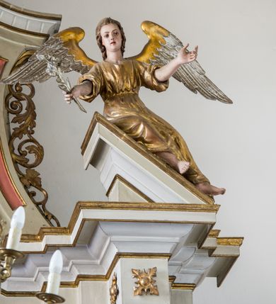 Zdjęcie nr 5: Ołtarz przyścienny, architektoniczny, na cokole. Mensa w typie sarkofagowym; antepedium dekorowane przebitym mieczem gorejącym sercem w wieńcu z róż ujętym kwitnącymi gałązkami. Na mensie tabernakulum na rzucie zbliżonym do prostokąta, na profilowanej podstawie, ujęte spływami wolutowymi. Na licu drzwi w kształcie stojącego prostokąta zamkniętego łukiem półkolistym dekorowane kielichem z hostią, ujęte ustawionymi skośnie pilastrami dźwigającymi pełne belkowanie z wysuniętym gzymsem. Obok tabernakulum stoi figura św. Antoniego Padewskiego. Nastawa jednoosiowa, jednokondygnacyjna ze zwieńczeniem. Oś środkowa flankowana parą kolumn o kapitelach kompozytowych, ustawionych przed licem ołtarza na tle zwielokrotnionych pilastrów. Cokoły kolumn dekorowane płycinami z dekoracją z wici. Podpory dźwigają pełne, wyłamane wielokrotnie belkowanie oraz odpowiadający ich ułożeniu przerwany przyczółek, na którym spoczywa para adorujących aniołów; belkowanie nad częścią środkową ucięte łukowato. W polu środkowym we wnęce w kształcie stojącego prostokąta zamkniętego łukiem nadwieszonym z uskokiem obraz z przedstawieniem Matki Boskiej z Dzieciątkiem w profilowanej ramie z dekoracją płaskorzeźbioną. W ramie ponad obrazem płaskorzeźbiona kompozycja z aniołków trzymających koronę ponad monogramem maryjnym. Powyżej kartusz z napisem „AVE / MARYA”. 
Kondygnację ujmują ażurowe uszaki utworzone z wici roślinnej. Zwieńczenie o kształcie wklęsło-wypukłym, zamknięte od góry łukiem nadwieszonym utworzonym z wolut spiętych muszlą palmetową. Wypełnia je obraz w ramie powtarzającej jego kształt z wizerunkiem św. Cecylii grającej na instrumencie. Zwieńczenie ujmują podobne, ażurowe uszaki. 
Struktura polichromowana na biało ze złoconą ornamentyką oraz detalami architektonicznymi.
