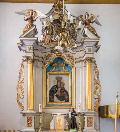 Zdjęcie nr 1: Ołtarz przyścienny, architektoniczny, na cokole. Mensa w typie sarkofagowym; antepedium dekorowane przebitym mieczem gorejącym sercem w wieńcu z róż ujętym kwitnącymi gałązkami. Na mensie tabernakulum na rzucie zbliżonym do prostokąta, na profilowanej podstawie, ujęte spływami wolutowymi. Na licu drzwi w kształcie stojącego prostokąta zamkniętego łukiem półkolistym dekorowane kielichem z hostią, ujęte ustawionymi skośnie pilastrami dźwigającymi pełne belkowanie z wysuniętym gzymsem. Obok tabernakulum stoi figura św. Antoniego Padewskiego. Nastawa jednoosiowa, jednokondygnacyjna ze zwieńczeniem. Oś środkowa flankowana parą kolumn o kapitelach kompozytowych, ustawionych przed licem ołtarza na tle zwielokrotnionych pilastrów. Cokoły kolumn dekorowane płycinami z dekoracją z wici. Podpory dźwigają pełne, wyłamane wielokrotnie belkowanie oraz odpowiadający ich ułożeniu przerwany przyczółek, na którym spoczywa para adorujących aniołów; belkowanie nad częścią środkową ucięte łukowato. W polu środkowym we wnęce w kształcie stojącego prostokąta zamkniętego łukiem nadwieszonym z uskokiem obraz z przedstawieniem Matki Boskiej z Dzieciątkiem w profilowanej ramie z dekoracją płaskorzeźbioną. W ramie ponad obrazem płaskorzeźbiona kompozycja z aniołków trzymających koronę ponad monogramem maryjnym. Powyżej kartusz z napisem „AVE / MARYA”. 
Kondygnację ujmują ażurowe uszaki utworzone z wici roślinnej. Zwieńczenie o kształcie wklęsło-wypukłym, zamknięte od góry łukiem nadwieszonym utworzonym z wolut spiętych muszlą palmetową. Wypełnia je obraz w ramie powtarzającej jego kształt z wizerunkiem św. Cecylii grającej na instrumencie. Zwieńczenie ujmują podobne, ażurowe uszaki. 
Struktura polichromowana na biało ze złoconą ornamentyką oraz detalami architektonicznymi.
