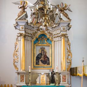 Zdjęcie nr 1: Ołtarz przyścienny, architektoniczny, na cokole. Mensa w typie sarkofagowym; antepedium dekorowane przebitym mieczem gorejącym sercem w wieńcu z róż ujętym kwitnącymi gałązkami. Na mensie tabernakulum na rzucie zbliżonym do prostokąta, na profilowanej podstawie, ujęte spływami wolutowymi. Na licu drzwi w kształcie stojącego prostokąta zamkniętego łukiem półkolistym dekorowane kielichem z hostią, ujęte ustawionymi skośnie pilastrami dźwigającymi pełne belkowanie z wysuniętym gzymsem. Obok tabernakulum stoi figura św. Antoniego Padewskiego. Nastawa jednoosiowa, jednokondygnacyjna ze zwieńczeniem. Oś środkowa flankowana parą kolumn o kapitelach kompozytowych, ustawionych przed licem ołtarza na tle zwielokrotnionych pilastrów. Cokoły kolumn dekorowane płycinami z dekoracją z wici. Podpory dźwigają pełne, wyłamane wielokrotnie belkowanie oraz odpowiadający ich ułożeniu przerwany przyczółek, na którym spoczywa para adorujących aniołów; belkowanie nad częścią środkową ucięte łukowato. W polu środkowym we wnęce w kształcie stojącego prostokąta zamkniętego łukiem nadwieszonym z uskokiem obraz z przedstawieniem Matki Boskiej z Dzieciątkiem w profilowanej ramie z dekoracją płaskorzeźbioną. W ramie ponad obrazem płaskorzeźbiona kompozycja z aniołków trzymających koronę ponad monogramem maryjnym. Powyżej kartusz z napisem „AVE / MARYA”. 
Kondygnację ujmują ażurowe uszaki utworzone z wici roślinnej. Zwieńczenie o kształcie wklęsło-wypukłym, zamknięte od góry łukiem nadwieszonym utworzonym z wolut spiętych muszlą palmetową. Wypełnia je obraz w ramie powtarzającej jego kształt z wizerunkiem św. Cecylii grającej na instrumencie. Zwieńczenie ujmują podobne, ażurowe uszaki. 
Struktura polichromowana na biało ze złoconą ornamentyką oraz detalami architektonicznymi.
