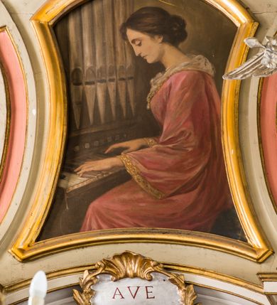 Zdjęcie nr 4: Ołtarz przyścienny, architektoniczny, na cokole. Mensa w typie sarkofagowym; antepedium dekorowane przebitym mieczem gorejącym sercem w wieńcu z róż ujętym kwitnącymi gałązkami. Na mensie tabernakulum na rzucie zbliżonym do prostokąta, na profilowanej podstawie, ujęte spływami wolutowymi. Na licu drzwi w kształcie stojącego prostokąta zamkniętego łukiem półkolistym dekorowane kielichem z hostią, ujęte ustawionymi skośnie pilastrami dźwigającymi pełne belkowanie z wysuniętym gzymsem. Obok tabernakulum stoi figura św. Antoniego Padewskiego. Nastawa jednoosiowa, jednokondygnacyjna ze zwieńczeniem. Oś środkowa flankowana parą kolumn o kapitelach kompozytowych, ustawionych przed licem ołtarza na tle zwielokrotnionych pilastrów. Cokoły kolumn dekorowane płycinami z dekoracją z wici. Podpory dźwigają pełne, wyłamane wielokrotnie belkowanie oraz odpowiadający ich ułożeniu przerwany przyczółek, na którym spoczywa para adorujących aniołów; belkowanie nad częścią środkową ucięte łukowato. W polu środkowym we wnęce w kształcie stojącego prostokąta zamkniętego łukiem nadwieszonym z uskokiem obraz z przedstawieniem Matki Boskiej z Dzieciątkiem w profilowanej ramie z dekoracją płaskorzeźbioną. W ramie ponad obrazem płaskorzeźbiona kompozycja z aniołków trzymających koronę ponad monogramem maryjnym. Powyżej kartusz z napisem „AVE / MARYA”. 
Kondygnację ujmują ażurowe uszaki utworzone z wici roślinnej. Zwieńczenie o kształcie wklęsło-wypukłym, zamknięte od góry łukiem nadwieszonym utworzonym z wolut spiętych muszlą palmetową. Wypełnia je obraz w ramie powtarzającej jego kształt z wizerunkiem św. Cecylii grającej na instrumencie. Zwieńczenie ujmują podobne, ażurowe uszaki. 
Struktura polichromowana na biało ze złoconą ornamentyką oraz detalami architektonicznymi.
