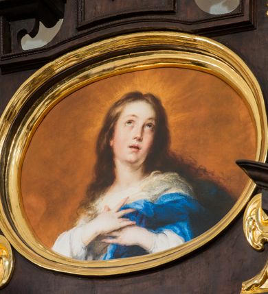 Zdjęcie nr 3: Ołtarz architektoniczny, przyścienny, jednoosiowy, dwukondygnacyjny ze zwieńczeniem. Nastawa umieszczona jest na skrzyniowej mensie. Jej antepedium dekoruje ciemnoróżowa tkanina zdobiona wzorem zwiniętej wici roślinnej. Cokół jest wypełniony w centrum prostokątną płyciną, a na osiach zewnętrznych plakietami ornamentalnymi utworzonymi z motywów roślinnych z dziecięcymi główkami. Nastawa flankowana ustawionymi na wysuniętych partiach cokołu kolumnami dźwigającymi fragmenty pełnego belkowania, które podtrzymują partie urwanego przyczółka. W polu centralnym nisza w kształcie stojącego prostokąta z uskokiem, ponad którym gzyms i łuk półokrągły. W niszy umieszczono ujęty złoconą, ażurową ramą obraz z wizerunkiem św. Andrzeja z 1684 roku (przemalowany) wymiennie z obrazem Najświętszego Serca Jezusa. Powyżej obrazu, w łuku, plakieta dekoracyjna; na kluczu łuku owalne pole ujęte liśćmi. Druga kondygnacja w kształcie leżącego prostokąta z uszakami jest zwieńczona trzema postumentami, z których każdy dźwiga fragment gzymsu podtrzymującego cokół. Na zewnętrznych ustawiono postacie św. Jana Ewangelisty z lewej strony i być może św. Dominika z prawej. Kondygnację ujmują uszaki utworzone z suchej wici akantowej, pole wypełnia owalny obraz z popiersiem Matki Boskiej Niepokalanej. Nastawę wieńczy umieszczone na ścianie oko Opatrzności pośród chmur i w glorii promienistej. 