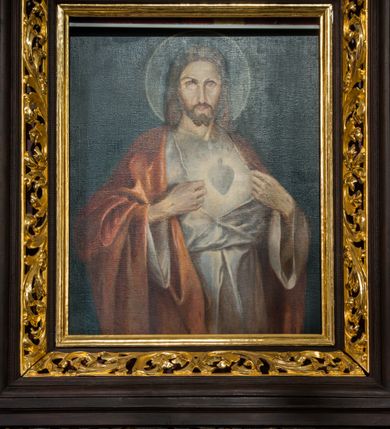 Zdjęcie nr 4: Ołtarz architektoniczny, przyścienny, jednoosiowy, dwukondygnacyjny ze zwieńczeniem. Nastawa umieszczona jest na skrzyniowej mensie. Jej antepedium dekoruje ciemnoróżowa tkanina zdobiona wzorem zwiniętej wici roślinnej. Cokół jest wypełniony w centrum prostokątną płyciną, a na osiach zewnętrznych plakietami ornamentalnymi utworzonymi z motywów roślinnych z dziecięcymi główkami. Nastawa flankowana ustawionymi na wysuniętych partiach cokołu kolumnami dźwigającymi fragmenty pełnego belkowania, które podtrzymują partie urwanego przyczółka. W polu centralnym nisza w kształcie stojącego prostokąta z uskokiem, ponad którym gzyms i łuk półokrągły. W niszy umieszczono ujęty złoconą, ażurową ramą obraz z wizerunkiem św. Andrzeja z 1684 roku (przemalowany) wymiennie z obrazem Najświętszego Serca Jezusa. Powyżej obrazu, w łuku, plakieta dekoracyjna; na kluczu łuku owalne pole ujęte liśćmi. Druga kondygnacja w kształcie leżącego prostokąta z uszakami jest zwieńczona trzema postumentami, z których każdy dźwiga fragment gzymsu podtrzymującego cokół. Na zewnętrznych ustawiono postacie św. Jana Ewangelisty z lewej strony i być może św. Dominika z prawej. Kondygnację ujmują uszaki utworzone z suchej wici akantowej, pole wypełnia owalny obraz z popiersiem Matki Boskiej Niepokalanej. Nastawę wieńczy umieszczone na ścianie oko Opatrzności pośród chmur i w glorii promienistej. 