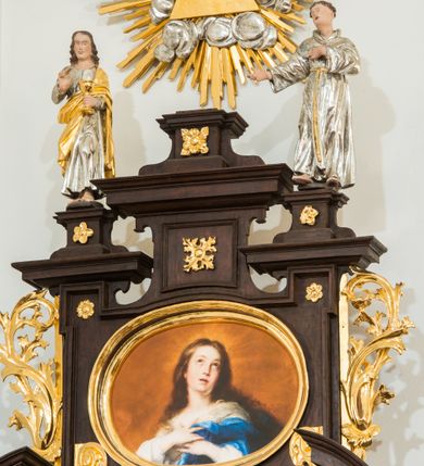 Zdjęcie nr 5: Ołtarz architektoniczny, przyścienny, jednoosiowy, dwukondygnacyjny ze zwieńczeniem. Nastawa umieszczona jest na skrzyniowej mensie. Jej antepedium dekoruje ciemnoróżowa tkanina zdobiona wzorem zwiniętej wici roślinnej. Cokół jest wypełniony w centrum prostokątną płyciną, a na osiach zewnętrznych plakietami ornamentalnymi utworzonymi z motywów roślinnych z dziecięcymi główkami. Nastawa flankowana ustawionymi na wysuniętych partiach cokołu kolumnami dźwigającymi fragmenty pełnego belkowania, które podtrzymują partie urwanego przyczółka. W polu centralnym nisza w kształcie stojącego prostokąta z uskokiem, ponad którym gzyms i łuk półokrągły. W niszy umieszczono ujęty złoconą, ażurową ramą obraz z wizerunkiem św. Andrzeja z 1684 roku (przemalowany) wymiennie z obrazem Najświętszego Serca Jezusa. Powyżej obrazu, w łuku, plakieta dekoracyjna; na kluczu łuku owalne pole ujęte liśćmi. Druga kondygnacja w kształcie leżącego prostokąta z uszakami jest zwieńczona trzema postumentami, z których każdy dźwiga fragment gzymsu podtrzymującego cokół. Na zewnętrznych ustawiono postacie św. Jana Ewangelisty z lewej strony i być może św. Dominika z prawej. Kondygnację ujmują uszaki utworzone z suchej wici akantowej, pole wypełnia owalny obraz z popiersiem Matki Boskiej Niepokalanej. Nastawę wieńczy umieszczone na ścianie oko Opatrzności pośród chmur i w glorii promienistej. 