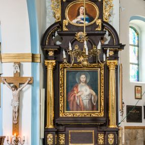 Zdjęcie nr 1: Ołtarz architektoniczny, przyścienny, jednoosiowy, dwukondygnacyjny ze zwieńczeniem. Nastawa umieszczona jest na skrzyniowej mensie. Jej antepedium dekoruje ciemnoróżowa tkanina zdobiona wzorem zwiniętej wici roślinnej. Cokół jest wypełniony w centrum prostokątną płyciną, a na osiach zewnętrznych plakietami ornamentalnymi utworzonymi z motywów roślinnych z dziecięcymi główkami. Nastawa flankowana ustawionymi na wysuniętych partiach cokołu kolumnami dźwigającymi fragmenty pełnego belkowania, które podtrzymują partie urwanego przyczółka. W polu centralnym nisza w kształcie stojącego prostokąta z uskokiem, ponad którym gzyms i łuk półokrągły. W niszy umieszczono ujęty złoconą, ażurową ramą obraz z wizerunkiem św. Andrzeja z 1684 roku (przemalowany) wymiennie z obrazem Najświętszego Serca Jezusa. Powyżej obrazu, w łuku, plakieta dekoracyjna; na kluczu łuku owalne pole ujęte liśćmi. Druga kondygnacja w kształcie leżącego prostokąta z uszakami jest zwieńczona trzema postumentami, z których każdy dźwiga fragment gzymsu podtrzymującego cokół. Na zewnętrznych ustawiono postacie św. Jana Ewangelisty z lewej strony i być może św. Dominika z prawej. Kondygnację ujmują uszaki utworzone z suchej wici akantowej, pole wypełnia owalny obraz z popiersiem Matki Boskiej Niepokalanej. Nastawę wieńczy umieszczone na ścianie oko Opatrzności pośród chmur i w glorii promienistej. 