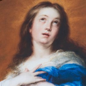 Zdjęcie nr 1: Obraz w kształcie leżącego owalu z fragmentem postaci Matki Boskiej Niepokalanie Poczętej. W centrum kompozycji młoda Maria ukazana w trzech czwartych w prawo, z głową zwróconą do widza, przechyloną nieznacznie do tyłu i rękami złożonymi na piersi. Ma owalną twarz, oczy wzniesione, prosty nos i rozchylone usta; na policzkach delikatny rumieniec. Długie, ciemnoblond włosy spływają jej na plecy i prawe ramię. Jest ubrana w białą suknię i niebieski płaszcz, którego fragment zakrywa jej lewą rękę. Została przedstawiona na tle jasnobrązowego nieba, jej głowę otacza świetlisty nimb. Obraz ujęto złotą, profilowaną ramą. 