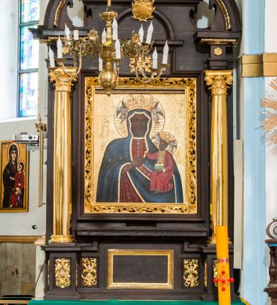 Zdjęcie nr 1: Ołtarz architektoniczny, przyścienny, jednoosiowy, dwukondygnacyjny ze zwieńczeniem. Nastawa umieszczona jest na skrzyniowej mensie, której antepedium dekoruje ciemnoróżowa tkanina zdobiona wzorem zwiniętej wici roślinnej. Cokół jest wypełniony w centrum prostokątną płyciną, a na osiach zewnętrznych plakietami ornamentalnymi utworzonymi z motywów roślinnych z dziecięcymi główkami. Nastawa flankowana ustawionymi na wysuniętych partiach cokołu kolumnami dźwigającymi fragmenty pełnego belkowania, które podtrzymują partie urwanego przyczółka. W polu centralnym nisza w kształcie stojącego prostokąta z uskokiem, ponad którym gzyms i łuk półokrągły. W niszy umieszczono ujęty złoconą, ażurową ramą obraz z wizerunkiem Matki Boskiej Częstochowskiej. Powyżej obrazu, w łuku, plakieta dekoracyjna. Druga kondygnacja w kształcie leżącego prostokąta z uszakami jest zwieńczona trzema postumentami, z których wszystkie dźwigają fragmenty gzymsu podtrzymującego cokoły. Na zewnętrznych ustawiono postacie niezidentyfikowanych świętych. Kondygnację ujmują uszaki utworzone z suchej wici akantowej, pole wypełnia owalny obraz z popiersiem błogosławiącego Jezusa. Nastawę wieńczy umieszczony na ścianie monogram maryjny ujęty w kształt kropi i umieszczony na tle glorii promienistej. 
Struktura polichromowana na kolor ciemnobrązowy ze złoconymi kolumnami oraz złoconą i srebrzoną ornamentyką oraz detalami architektonicznymi.
