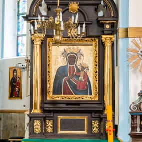 Zdjęcie nr 1: Ołtarz architektoniczny, przyścienny, jednoosiowy, dwukondygnacyjny ze zwieńczeniem. Nastawa umieszczona jest na skrzyniowej mensie, której antepedium dekoruje ciemnoróżowa tkanina zdobiona wzorem zwiniętej wici roślinnej. Cokół jest wypełniony w centrum prostokątną płyciną, a na osiach zewnętrznych plakietami ornamentalnymi utworzonymi z motywów roślinnych z dziecięcymi główkami. Nastawa flankowana ustawionymi na wysuniętych partiach cokołu kolumnami dźwigającymi fragmenty pełnego belkowania, które podtrzymują partie urwanego przyczółka. W polu centralnym nisza w kształcie stojącego prostokąta z uskokiem, ponad którym gzyms i łuk półokrągły. W niszy umieszczono ujęty złoconą, ażurową ramą obraz z wizerunkiem Matki Boskiej Częstochowskiej. Powyżej obrazu, w łuku, plakieta dekoracyjna. Druga kondygnacja w kształcie leżącego prostokąta z uszakami jest zwieńczona trzema postumentami, z których wszystkie dźwigają fragmenty gzymsu podtrzymującego cokoły. Na zewnętrznych ustawiono postacie niezidentyfikowanych świętych. Kondygnację ujmują uszaki utworzone z suchej wici akantowej, pole wypełnia owalny obraz z popiersiem błogosławiącego Jezusa. Nastawę wieńczy umieszczony na ścianie monogram maryjny ujęty w kształt kropi i umieszczony na tle glorii promienistej. 
Struktura polichromowana na kolor ciemnobrązowy ze złoconymi kolumnami oraz złoconą i srebrzoną ornamentyką oraz detalami architektonicznymi.
