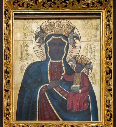 Zdjęcie nr 7: Ołtarz architektoniczny, przyścienny, jednoosiowy, dwukondygnacyjny ze zwieńczeniem. Nastawa umieszczona jest na skrzyniowej mensie, której antepedium dekoruje ciemnoróżowa tkanina zdobiona wzorem zwiniętej wici roślinnej. Cokół jest wypełniony w centrum prostokątną płyciną, a na osiach zewnętrznych plakietami ornamentalnymi utworzonymi z motywów roślinnych z dziecięcymi główkami. Nastawa flankowana ustawionymi na wysuniętych partiach cokołu kolumnami dźwigającymi fragmenty pełnego belkowania, które podtrzymują partie urwanego przyczółka. W polu centralnym nisza w kształcie stojącego prostokąta z uskokiem, ponad którym gzyms i łuk półokrągły. W niszy umieszczono ujęty złoconą, ażurową ramą obraz z wizerunkiem Matki Boskiej Częstochowskiej. Powyżej obrazu, w łuku, plakieta dekoracyjna. Druga kondygnacja w kształcie leżącego prostokąta z uszakami jest zwieńczona trzema postumentami, z których wszystkie dźwigają fragmenty gzymsu podtrzymującego cokoły. Na zewnętrznych ustawiono postacie niezidentyfikowanych świętych. Kondygnację ujmują uszaki utworzone z suchej wici akantowej, pole wypełnia owalny obraz z popiersiem błogosławiącego Jezusa. Nastawę wieńczy umieszczony na ścianie monogram maryjny ujęty w kształt kropi i umieszczony na tle glorii promienistej. 
Struktura polichromowana na kolor ciemnobrązowy ze złoconymi kolumnami oraz złoconą i srebrzoną ornamentyką oraz detalami architektonicznymi.
