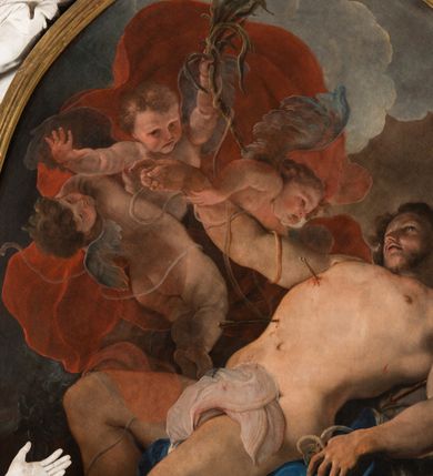 Zdjęcie nr 6: Na niskim postumencie o krawędzi przedniej wyciętej linią falistą osadzony ołtarz w kształcie wybrzuszonej górą tumby. Jego antepedium wypełnione marmoryzacją (w technice skaliola) z krzyżującymi się palmami męczeństwa. Po bokach ołtarza dwa ukośnie dostawione postumenty, na których dwie figury aniołów flankujących owalny obraz w złoconej ramie z przedstawieniem męczeństwa św. Sebastiana. Malowidło jest obwiedzione dekoracją sztukatorską w formie obłoków z główkami lub postaciami aniołów, zwieńczone krzyżem i glorią promienistą. Anioły klęczące na postumentach ukazane są w poruszonych pozach, w obficie drapowanych szatach, tworzących grube, mięsiste poły. Anioł po lewej stronie ma głowę zwróconą w kierunku obrazu, a ręce rozkłada na boki, anioł po przeciwnej stronie głowę odwraca w odwrotnym niż obraz kierunku, a jego ręce są uniesione na wysokość klatki piersiowej i skierowane do środka. Nad obrazem anioł po lewej stronie niemalże leży na ramie obrazu, w lewej ręce trzyma krzyż, prawą lekko unosi. Ubrany jest w miękko drapowane szaty, odsłaniające dolną część jego prawej nogi. Duże skrzydła o gęstych piórach rozłożone są niesymetrycznie. Po przeciwnej stronie ukazane putta i główki modelowanych sumarycznie, pulchnych aniołków. Dolne partie wykonane z kamienia, marmoryzowane w jasnych kolorach z czarnym polem antepedium wypełnionym jasnozielonymi palmami męczeństwa. Partie rzeźbiarskie białe, rama obrazu, krzyż i gloria złocone. 

