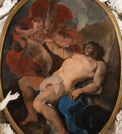 Zdjęcie nr 4: Na niskim postumencie o krawędzi przedniej wyciętej linią falistą osadzony ołtarz w kształcie wybrzuszonej górą tumby. Jego antepedium wypełnione marmoryzacją (w technice skaliola) z krzyżującymi się palmami męczeństwa. Po bokach ołtarza dwa ukośnie dostawione postumenty, na których dwie figury aniołów flankujących owalny obraz w złoconej ramie z przedstawieniem męczeństwa św. Sebastiana. Malowidło jest obwiedzione dekoracją sztukatorską w formie obłoków z główkami lub postaciami aniołów, zwieńczone krzyżem i glorią promienistą. Anioły klęczące na postumentach ukazane są w poruszonych pozach, w obficie drapowanych szatach, tworzących grube, mięsiste poły. Anioł po lewej stronie ma głowę zwróconą w kierunku obrazu, a ręce rozkłada na boki, anioł po przeciwnej stronie głowę odwraca w odwrotnym niż obraz kierunku, a jego ręce są uniesione na wysokość klatki piersiowej i skierowane do środka. Nad obrazem anioł po lewej stronie niemalże leży na ramie obrazu, w lewej ręce trzyma krzyż, prawą lekko unosi. Ubrany jest w miękko drapowane szaty, odsłaniające dolną część jego prawej nogi. Duże skrzydła o gęstych piórach rozłożone są niesymetrycznie. Po przeciwnej stronie ukazane putta i główki modelowanych sumarycznie, pulchnych aniołków. Dolne partie wykonane z kamienia, marmoryzowane w jasnych kolorach z czarnym polem antepedium wypełnionym jasnozielonymi palmami męczeństwa. Partie rzeźbiarskie białe, rama obrazu, krzyż i gloria złocone. 

