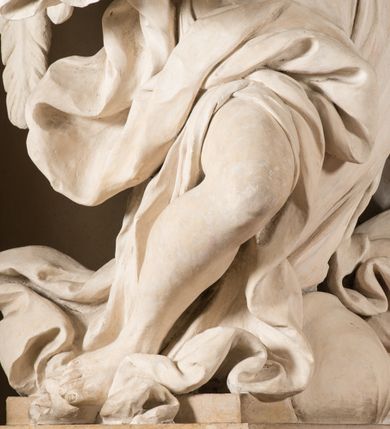 Zdjęcie nr 18: Na niskim postumencie o krawędzi przedniej wyciętej linią falistą osadzony ołtarz w kształcie wybrzuszonej górą tumby. Jego antepedium wypełnione marmoryzacją (w technice skaliola) z krzyżującymi się palmami męczeństwa. Po bokach ołtarza dwa ukośnie dostawione postumenty, na których dwie figury aniołów flankujących owalny obraz w złoconej ramie z przedstawieniem męczeństwa św. Sebastiana. Malowidło jest obwiedzione dekoracją sztukatorską w formie obłoków z główkami lub postaciami aniołów, zwieńczone krzyżem i glorią promienistą. Anioły klęczące na postumentach ukazane są w poruszonych pozach, w obficie drapowanych szatach, tworzących grube, mięsiste poły. Anioł po lewej stronie ma głowę zwróconą w kierunku obrazu, a ręce rozkłada na boki, anioł po przeciwnej stronie głowę odwraca w odwrotnym niż obraz kierunku, a jego ręce są uniesione na wysokość klatki piersiowej i skierowane do środka. Nad obrazem anioł po lewej stronie niemalże leży na ramie obrazu, w lewej ręce trzyma krzyż, prawą lekko unosi. Ubrany jest w miękko drapowane szaty, odsłaniające dolną część jego prawej nogi. Duże skrzydła o gęstych piórach rozłożone są niesymetrycznie. Po przeciwnej stronie ukazane putta i główki modelowanych sumarycznie, pulchnych aniołków. Dolne partie wykonane z kamienia, marmoryzowane w jasnych kolorach z czarnym polem antepedium wypełnionym jasnozielonymi palmami męczeństwa. Partie rzeźbiarskie białe, rama obrazu, krzyż i gloria złocone. 

