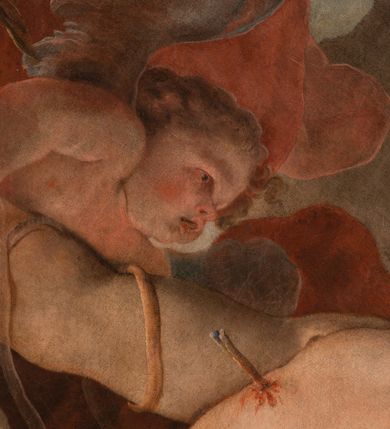 Zdjęcie nr 16: Na niskim postumencie o krawędzi przedniej wyciętej linią falistą osadzony ołtarz w kształcie wybrzuszonej górą tumby. Jego antepedium wypełnione marmoryzacją (w technice skaliola) z krzyżującymi się palmami męczeństwa. Po bokach ołtarza dwa ukośnie dostawione postumenty, na których dwie figury aniołów flankujących owalny obraz w złoconej ramie z przedstawieniem męczeństwa św. Sebastiana. Malowidło jest obwiedzione dekoracją sztukatorską w formie obłoków z główkami lub postaciami aniołów, zwieńczone krzyżem i glorią promienistą. Anioły klęczące na postumentach ukazane są w poruszonych pozach, w obficie drapowanych szatach, tworzących grube, mięsiste poły. Anioł po lewej stronie ma głowę zwróconą w kierunku obrazu, a ręce rozkłada na boki, anioł po przeciwnej stronie głowę odwraca w odwrotnym niż obraz kierunku, a jego ręce są uniesione na wysokość klatki piersiowej i skierowane do środka. Nad obrazem anioł po lewej stronie niemalże leży na ramie obrazu, w lewej ręce trzyma krzyż, prawą lekko unosi. Ubrany jest w miękko drapowane szaty, odsłaniające dolną część jego prawej nogi. Duże skrzydła o gęstych piórach rozłożone są niesymetrycznie. Po przeciwnej stronie ukazane putta i główki modelowanych sumarycznie, pulchnych aniołków. Dolne partie wykonane z kamienia, marmoryzowane w jasnych kolorach z czarnym polem antepedium wypełnionym jasnozielonymi palmami męczeństwa. Partie rzeźbiarskie białe, rama obrazu, krzyż i gloria złocone. 

