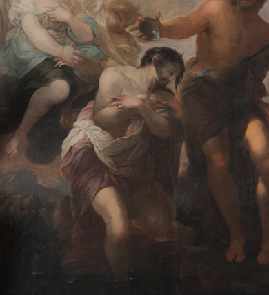 Zdjęcie nr 7: Na niskim postumencie, na rzucie prostokąta z łukiem nadwieszonym od przodu osadzony ołtarz prostopadłościenny. Antepedium marmoryzowane z owalnym polem i rytym przedstawieniem głowy św. Jana Chrzciciela na tacy spoczywającej na postumencie ze skrzyżowanymi szablą i krzyżem oraz banderolą z inskrypcją „ECCE AGNUS DEI”. Zasadniczą część ołtarza stanowi obraz w kształcie stojącego prostokąta w bogato profilowanej, szerokiej ramie, ujętej dwoma aniołami. Obaj stoją na skłębionych obłokach, ukazani frontalnie, w silnym kontrapoście. Ubrani są w przylegające do ich ciał szaty, modelowane swobodnie, silnie drapowane i marszczone. Anioł po lewej głowę zwraca w kierunku obrazu i unosi wysoko złożone w geście modlitwy ręce. Drugi anioł również zwraca się w kierunku obrazu, prawą rękę trzyma na piersi, lewą na wysokości bioder. Obaj mają rozłożyste skrzydła o gęstych piórach. Ramę wieńczy profilowany gzyms wyłamany półkoliście pośrodku z ukośnymi odcinkami na bokach o lekko wklęsłych krawędziach z podwieszonymi pod nie żłobkowanymi impostami, pod którymi unoszące je putta. Nad gzymsem pośrodku siedzi na obłoku z główkami aniołków anioł z rozłożystymi skrzydłami, trzymający w rękach banderolę z napisem „ECCE AGNUS DEI”. Po bokach gzymsu osadzone na nim obłoki z główkami aniołków. Ołtarz z wielobarwną marmoryzacją w dolnej części, czarną ramą i białą dekoracją rzeźbiarską.