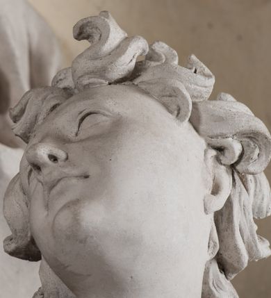 Zdjęcie nr 18: Na niskim postumencie, na rzucie prostokąta z łukiem nadwieszonym od przodu osadzony ołtarz prostopadłościenny. Antepedium marmoryzowane z owalnym polem i rytym przedstawieniem głowy św. Jana Chrzciciela na tacy spoczywającej na postumencie ze skrzyżowanymi szablą i krzyżem oraz banderolą z inskrypcją „ECCE AGNUS DEI”. Zasadniczą część ołtarza stanowi obraz w kształcie stojącego prostokąta w bogato profilowanej, szerokiej ramie, ujętej dwoma aniołami. Obaj stoją na skłębionych obłokach, ukazani frontalnie, w silnym kontrapoście. Ubrani są w przylegające do ich ciał szaty, modelowane swobodnie, silnie drapowane i marszczone. Anioł po lewej głowę zwraca w kierunku obrazu i unosi wysoko złożone w geście modlitwy ręce. Drugi anioł również zwraca się w kierunku obrazu, prawą rękę trzyma na piersi, lewą na wysokości bioder. Obaj mają rozłożyste skrzydła o gęstych piórach. Ramę wieńczy profilowany gzyms wyłamany półkoliście pośrodku z ukośnymi odcinkami na bokach o lekko wklęsłych krawędziach z podwieszonymi pod nie żłobkowanymi impostami, pod którymi unoszące je putta. Nad gzymsem pośrodku siedzi na obłoku z główkami aniołków anioł z rozłożystymi skrzydłami, trzymający w rękach banderolę z napisem „ECCE AGNUS DEI”. Po bokach gzymsu osadzone na nim obłoki z główkami aniołków. Ołtarz z wielobarwną marmoryzacją w dolnej części, czarną ramą i białą dekoracją rzeźbiarską.