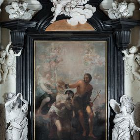 Zdjęcie nr 1: Na niskim postumencie, na rzucie prostokąta z łukiem nadwieszonym od przodu osadzony ołtarz prostopadłościenny. Antepedium marmoryzowane z owalnym polem i rytym przedstawieniem głowy św. Jana Chrzciciela na tacy spoczywającej na postumencie ze skrzyżowanymi szablą i krzyżem oraz banderolą z inskrypcją „ECCE AGNUS DEI”. Zasadniczą część ołtarza stanowi obraz w kształcie stojącego prostokąta w bogato profilowanej, szerokiej ramie, ujętej dwoma aniołami. Obaj stoją na skłębionych obłokach, ukazani frontalnie, w silnym kontrapoście. Ubrani są w przylegające do ich ciał szaty, modelowane swobodnie, silnie drapowane i marszczone. Anioł po lewej głowę zwraca w kierunku obrazu i unosi wysoko złożone w geście modlitwy ręce. Drugi anioł również zwraca się w kierunku obrazu, prawą rękę trzyma na piersi, lewą na wysokości bioder. Obaj mają rozłożyste skrzydła o gęstych piórach. Ramę wieńczy profilowany gzyms wyłamany półkoliście pośrodku z ukośnymi odcinkami na bokach o lekko wklęsłych krawędziach z podwieszonymi pod nie żłobkowanymi impostami, pod którymi unoszące je putta. Nad gzymsem pośrodku siedzi na obłoku z główkami aniołków anioł z rozłożystymi skrzydłami, trzymający w rękach banderolę z napisem „ECCE AGNUS DEI”. Po bokach gzymsu osadzone na nim obłoki z główkami aniołków. Ołtarz z wielobarwną marmoryzacją w dolnej części, czarną ramą i białą dekoracją rzeźbiarską.