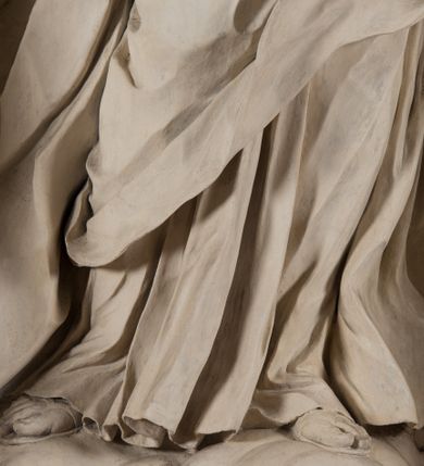 Zdjęcie nr 10: Na niewysokim stopniu prostopadłościenny ołtarz z antepedium, którego dekoracja wykonana w technice marmoryzacji (skaliola) w postaci owalnego pola z wyobrażeniem źródła życia wiecznego (dwa ptaki pijące wodę z fontanny) oraz pęków kwiatów. Nad ołtarzem nastawa z niemal pełnoplastyczną figurą Matki Boskiej Niepokalanej ujęta pilastrami i stojącymi przed nimi marmoryzowanymi kolumnami z kapitelami jońskimi podtrzymującymi szerokie belkowanie zwieńczone naczółkami. W środkowej części belkowania grupa rzeźbiarska z figurą Boga Ojca spoczywającego na obłokach trzymanych przez putta i anioły. Stojąca na obłokach i księżycu Matka Boska ukazana frontalnie, w kontrapoście, z rękami złożonymi do modlitwy. Jej twarz jest modelowana łagodnie, owalna, z długim nosem, otwartymi oczami. Nad głową wieniec z gwiazd. Ubrana jest w długą suknię i rozłożysty płaszcz o skłębionych połach, drapowanych plastycznie. Z tła wyłaniają się putta i uskrzydlone główki aniołów oraz promienie słońca. Postać Boga Ojca siedzącego na chmurach z rozwianymi szatami ukazana frontalnie. Prawą rękę wysuwa do przodu, w lewej trzyma berło. Ołtarz utrzymany w jasnej tonacji kolorystycznej, z elementami z czarnego marmuru i wielobarwnym antepedium w technice marmoryzacji. 