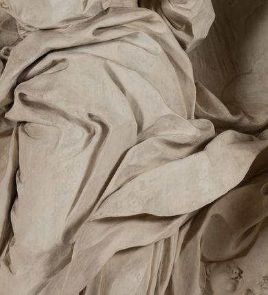 Zdjęcie nr 9: Na niewysokim stopniu prostopadłościenny ołtarz z antepedium, którego dekoracja wykonana w technice marmoryzacji (skaliola) w postaci owalnego pola z wyobrażeniem źródła życia wiecznego (dwa ptaki pijące wodę z fontanny) oraz pęków kwiatów. Nad ołtarzem nastawa z niemal pełnoplastyczną figurą Matki Boskiej Niepokalanej ujęta pilastrami i stojącymi przed nimi marmoryzowanymi kolumnami z kapitelami jońskimi podtrzymującymi szerokie belkowanie zwieńczone naczółkami. W środkowej części belkowania grupa rzeźbiarska z figurą Boga Ojca spoczywającego na obłokach trzymanych przez putta i anioły. Stojąca na obłokach i księżycu Matka Boska ukazana frontalnie, w kontrapoście, z rękami złożonymi do modlitwy. Jej twarz jest modelowana łagodnie, owalna, z długim nosem, otwartymi oczami. Nad głową wieniec z gwiazd. Ubrana jest w długą suknię i rozłożysty płaszcz o skłębionych połach, drapowanych plastycznie. Z tła wyłaniają się putta i uskrzydlone główki aniołów oraz promienie słońca. Postać Boga Ojca siedzącego na chmurach z rozwianymi szatami ukazana frontalnie. Prawą rękę wysuwa do przodu, w lewej trzyma berło. Ołtarz utrzymany w jasnej tonacji kolorystycznej, z elementami z czarnego marmuru i wielobarwnym antepedium w technice marmoryzacji. 