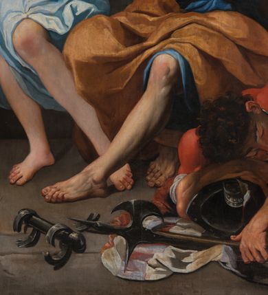 Zdjęcie nr 13: Na niskim postumencie, na rzucie prostokąta z łukiem nadwieszonym od przodu, prostopadłościenny ołtarz z antepedium ujętym szerokimi lizenami z romboidalnymi polami wypełnionymi drobnymi kwiatami, z owalnym polem pośrodku z podłużnymi palmami męczeństwa i bukietami kwiatów wokół. Nad ołtarzem nastawa z obrazem w kształcie stojącego prostokąta z przedstawieniem św. Piotra uwalnianego przez anioła z okowów. Ołtarz jest ujęty ukośnie dostawionymi postumentami z figurami dwóch aniołów flankujących obraz. Anioły ukazane w poruszonych pozach. Lewy stoi w silnym kontrapoście, z prawą nogą opartą na chmurze, z ciałem skierowanym ku środkowi osi ołtarza, z głową odwróconą w kierunku przeciwnym i wysuniętymi przed siebie rękami złożonymi do modlitwy. Jego twarz jest modelowana łagodnie, nos ma długi, usta rozwarte, a włosy skręcone, krótkie. Ubrany w obficie drapowany płaszcz, którego poły układają się w miękkie fałdy, dołem przechodzące między łydkami. Skrzydła ma rozłożyste, modelowane niesymetrycznie, gęsto upierzone. Drugi anioł klęczy na lewej nodze, wspartej na chmurze, zwrócony jest w kierunku obrazu, z prawą ręką przed sobą, a lewą odrzuconą do tyłu. Twarz ma pociągłą, nos wydatny, włosy krótkie, skręcone. Ubrany w długą suknię, drapowaną obficie, odsłaniającą lewe przedramię. Skrzydła rozłożyste, gęsto upierzone. Górna część ramy obrazu z ukośnie wyłamanym gzymsem z podwieszonymi pod nim impostami, podtrzymywanymi przez wyłaniające się z chmur anioły. Gzyms nad obrazem wyłamuje się półkoliście, na nim pośrodku leży anioł trzymający w lewej ręce banderolę ze złoconymi literami nietworzącymi logicznej całości, a prawą ręką wskazujący w kierunku wnętrza kaplicy. U jego boku skłębione chmury z trzema uskrzydlonymi główkami aniołków. Nad bocznymi partiami gzymsu siedzą uskrzydlone, nagie, pulchne aniołki, jeden z rękami złożonymi w geście modlitwy, drugi z rękami uniesionymi i rozłożonymi. Marmoryzacja utrzymana w kolorach brązów, rama i zwieńczenie czarne, dekoracja rzeźbiarska biała. 