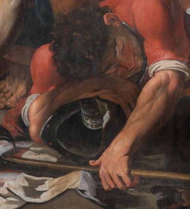 Zdjęcie nr 19: Na niskim postumencie, na rzucie prostokąta z łukiem nadwieszonym od przodu, prostopadłościenny ołtarz z antepedium ujętym szerokimi lizenami z romboidalnymi polami wypełnionymi drobnymi kwiatami, z owalnym polem pośrodku z podłużnymi palmami męczeństwa i bukietami kwiatów wokół. Nad ołtarzem nastawa z obrazem w kształcie stojącego prostokąta z przedstawieniem św. Piotra uwalnianego przez anioła z okowów. Ołtarz jest ujęty ukośnie dostawionymi postumentami z figurami dwóch aniołów flankujących obraz. Anioły ukazane w poruszonych pozach. Lewy stoi w silnym kontrapoście, z prawą nogą opartą na chmurze, z ciałem skierowanym ku środkowi osi ołtarza, z głową odwróconą w kierunku przeciwnym i wysuniętymi przed siebie rękami złożonymi do modlitwy. Jego twarz jest modelowana łagodnie, nos ma długi, usta rozwarte, a włosy skręcone, krótkie. Ubrany w obficie drapowany płaszcz, którego poły układają się w miękkie fałdy, dołem przechodzące między łydkami. Skrzydła ma rozłożyste, modelowane niesymetrycznie, gęsto upierzone. Drugi anioł klęczy na lewej nodze, wspartej na chmurze, zwrócony jest w kierunku obrazu, z prawą ręką przed sobą, a lewą odrzuconą do tyłu. Twarz ma pociągłą, nos wydatny, włosy krótkie, skręcone. Ubrany w długą suknię, drapowaną obficie, odsłaniającą lewe przedramię. Skrzydła rozłożyste, gęsto upierzone. Górna część ramy obrazu z ukośnie wyłamanym gzymsem z podwieszonymi pod nim impostami, podtrzymywanymi przez wyłaniające się z chmur anioły. Gzyms nad obrazem wyłamuje się półkoliście, na nim pośrodku leży anioł trzymający w lewej ręce banderolę ze złoconymi literami nietworzącymi logicznej całości, a prawą ręką wskazujący w kierunku wnętrza kaplicy. U jego boku skłębione chmury z trzema uskrzydlonymi główkami aniołków. Nad bocznymi partiami gzymsu siedzą uskrzydlone, nagie, pulchne aniołki, jeden z rękami złożonymi w geście modlitwy, drugi z rękami uniesionymi i rozłożonymi. Marmoryzacja utrzymana w kolorach brązów, rama i zwieńczenie czarne, dekoracja rzeźbiarska biała. 