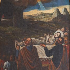 Zdjęcie nr 1: Obraz w kształcie stojącego prostokąta zamkniętego od góry łukiem półkolistym, ujęty złoconą, profilowaną ramą. Kompozycja wielopostaciowa podzielona na dwie strefy – ziemską i niebiańską. W dolnej części obrazu, na tle rozległego, górskiego pejzażu ukazana grupa apostołów niosących ciało Matki Boskiej do widocznego na dalszym planie grobu. Maria przedstawiona całopostaciowo, w pozycji leżącej z dłońmi skrzyżowanymi na piersiach. Twarz o jasnej karnacji i regularnych rysach. Oczy zamknięte. Wokół głowy widoczny nimb. Maria ubrana jest w białą, prostą szatę z długimi rękawami. Spoczywa na katafalku nakrytym czerwoną tkaniną wykończoną złotą lamówką oraz białą materią obszytą koronką. Katafalk niosą św. Piotr i św. Paweł oraz św. Jan Ewangelista. Nieco dalej widoczni pozostali apostołowie tworzący orszak pogrzebowy. Św. Piotr został przedstawiony zgodnie ze swoją tradycyjną ikonografią jako starszy, siwy mężczyzna z krótką brodą i łysiną w okolicach czoła. Jest on zwrócony w prawo, głowę unosi ku górze. Święty nosi długą, ciemnoniebieską szatę z długimi rękawami oraz brązowy płaszcz. Na nogach widoczne sandały. Święty Paweł został ukazany jako dojrzały, ciemnowłosy mężczyzna z krótką, czarną brodą ubrany w ciemnozieloną szatą z długimi rękawami oraz brązowy płaszcz. Na stopach nosi sandały. Widoczny nieco dalej św. Jan został przedstawiony jako jasnowłosy młodzieniec o twarzy pozbawionej zarostu, ubrany w czerwone szaty. Postaci pozostałych apostołów są widoczne jedynie częściowo. W górnej strefie, w żółto-złotych obłokach muzykujące anioły oraz uskrzydlone główki anielskie. Kolorystyka obrazu ciepła, ciemna, z dominacją brązów.