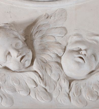 Zdjęcie nr 56: Kościół jest murowany z cegły, z użyciem ciosu kamiennego w partii cokołu i jako okładziny, tynkowany, z kryptami odpowiadającymi rzutowi. Założony jest na rzucie krzyża łacińskiego, z czteroprzęsłową nawą ujętą kaplicami, trójprzęsłowym prezbiterium zamknięty prosto, półtoraprzęsłowymi ramionami nawy poprzecznej, wysuniętymi poza korpus, zamknięte prosto i z kopułą na skrzyżowaniu naw. Przęsło fasady jest ujęte dwiema lokalnościami i dwiema wysuniętymi poza obręb korpusu wieżami z okrągłymi klatkami schodowymi z drewnianymi kręconymi schodami prowadzącymi do pomieszczeń nad lokalnościami. Do prezbiterium przylegają od południowego wschodu zakrystia, od północnego zachodu skarbiec, z składzikami na piętrze. 
Nawa jest artykułowa za pomocą pilastrów kompozytowych, zdwojonych w prezbiterium, transepcie i nawie głównej, zwielokrotniony w krzyżu kościoła, dźwigających wydatne belkowanie. Ściany kaplic są artykułowane za pomocą płytkich, opilastrowanych arkad; mury tarczowe kaplic wydzielone za pomocą gzymsu przełamującego się w narożnikach. Nawa i prezbiterium są sklepione kolebkami na gurtach z lunetami, transept sklepieniem kolebkowym na gurtach, kaplice pseudokopułami na pendentywach (w kaplicy Matki Boskiej i św. Katarzyny kopuły na rzucie elipsy z latarniami), zakrystia i skarbiec sklepieniem krzyżowo-kolebkowo, a przedsionki – nieckowym z lustrem. Okna nawy głównej i prezbiterium w profilowanych obramieniach, prostokątne, zamknięte łukiem segmentowym, okna kaplic są półkoliste. Bęben kopuły rozczłonkowany parami pilastrów kompozytowych, a między nimi rozlokowane naprzemian półkoliście zamknięte nisze i prostokątne okna. Do kościoła prowadzą drzwi wejściowe i para drzwi bocznych, z prezbiterium drzwi wejściowe do skarbca i zakrystii, z zakrystii na dziedziniec przy kościele. 
Fasada poprzedzona schodami, dwukondygnacyjna, dwuwieżowa, w dolnej kondygnacji siedmioosiowa, w górnej trójosiowa z dwiema wyodrębnionymi wieżami. Dolna kondygnacja rozczłonkowana zwojonymi pilastrami i parami kolumn flankujących oś środkową, o kapitelach kompozytowych, podtrzymujących wyłamujące się nad nimi belkowanie z wydatnym gzymsem i attyką, ponad belkowaniem w osi środkowej przerwany przyczółek. Górną kondygnację ujmują pary pilastrów ze stojącymi na ich tle wazonami, dźwigające wyłamujące się nad nimi belkowanie, w części środkowej zwieńczone przyczółkiem, w wieżach – miedzianymi hełmami. 
W części środkowej dolnej kondygnacji znajduje się zamknięta półkoliście wnęka z portalem, ujętym ukośnie dostawionymi pilastrami z konsolami podtrzymującymi naczółki i z tablicą z wklęsłymi bokami, zwieńczoną gzymsem w kształcie łuku nadwieszonego; ponad tablicą znajduje się półkoliste okno. Nad drzwiami bocznymi płaskorzeźbione postacie klęczących aniołów i kwadratowe okna, w wieżach wnęki z figurami św. Bernarda (po lewej) i św. Jana Kantego (po prawej). W części środkowej drugiej kondygnacji umieszczone jest prostokątne okno zamknięte łukiem segmentowym i zwieńczone przerwanym przyczółkiem. W polach bocznych nisze z figurami św. Kazimierza (po lewej) i św. Floriana (po prawej). Ściany boczne wzmocnione szkarpami, podzielone lizenami i pilastrami toskańskimi w dolnej kondygnacji prezbiterium oraz południowo wschodniej i północno zachodniej ścianie transeptu. Prezbiterium i ramiona transeptu zamknięte trójkątnymi szczytami z owalnymi oknami. Tambur kopuły rozczłonkowany lizenami, z oknami zamkniętymi łukami segmentowymi, w profilowanych obramieniach; ośmiopolową kopułę krytą blachą wieńczy latarnia opięta półkolumnami, pomiędzy którymi znajdują się wąskie okna zamknięte półkoliście. Nawę, prezbiterium i transept nakrywa dach siodłowy, nad pozostałymi pomieszczeniami dachy siodłowe, z wyjątkiem środkowych kaplic, w których kopułki wtopione zostały w dach i zwieńczone latarniami.  
