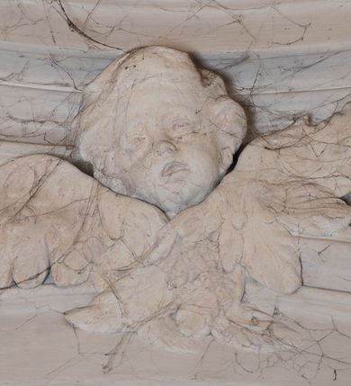 Zdjęcie nr 61: Kościół jest murowany z cegły, z użyciem ciosu kamiennego w partii cokołu i jako okładziny, tynkowany, z kryptami odpowiadającymi rzutowi. Założony jest na rzucie krzyża łacińskiego, z czteroprzęsłową nawą ujętą kaplicami, trójprzęsłowym prezbiterium zamknięty prosto, półtoraprzęsłowymi ramionami nawy poprzecznej, wysuniętymi poza korpus, zamknięte prosto i z kopułą na skrzyżowaniu naw. Przęsło fasady jest ujęte dwiema lokalnościami i dwiema wysuniętymi poza obręb korpusu wieżami z okrągłymi klatkami schodowymi z drewnianymi kręconymi schodami prowadzącymi do pomieszczeń nad lokalnościami. Do prezbiterium przylegają od południowego wschodu zakrystia, od północnego zachodu skarbiec, z składzikami na piętrze. 
Nawa jest artykułowa za pomocą pilastrów kompozytowych, zdwojonych w prezbiterium, transepcie i nawie głównej, zwielokrotniony w krzyżu kościoła, dźwigających wydatne belkowanie. Ściany kaplic są artykułowane za pomocą płytkich, opilastrowanych arkad; mury tarczowe kaplic wydzielone za pomocą gzymsu przełamującego się w narożnikach. Nawa i prezbiterium są sklepione kolebkami na gurtach z lunetami, transept sklepieniem kolebkowym na gurtach, kaplice pseudokopułami na pendentywach (w kaplicy Matki Boskiej i św. Katarzyny kopuły na rzucie elipsy z latarniami), zakrystia i skarbiec sklepieniem krzyżowo-kolebkowo, a przedsionki – nieckowym z lustrem. Okna nawy głównej i prezbiterium w profilowanych obramieniach, prostokątne, zamknięte łukiem segmentowym, okna kaplic są półkoliste. Bęben kopuły rozczłonkowany parami pilastrów kompozytowych, a między nimi rozlokowane naprzemian półkoliście zamknięte nisze i prostokątne okna. Do kościoła prowadzą drzwi wejściowe i para drzwi bocznych, z prezbiterium drzwi wejściowe do skarbca i zakrystii, z zakrystii na dziedziniec przy kościele. 
Fasada poprzedzona schodami, dwukondygnacyjna, dwuwieżowa, w dolnej kondygnacji siedmioosiowa, w górnej trójosiowa z dwiema wyodrębnionymi wieżami. Dolna kondygnacja rozczłonkowana zwojonymi pilastrami i parami kolumn flankujących oś środkową, o kapitelach kompozytowych, podtrzymujących wyłamujące się nad nimi belkowanie z wydatnym gzymsem i attyką, ponad belkowaniem w osi środkowej przerwany przyczółek. Górną kondygnację ujmują pary pilastrów ze stojącymi na ich tle wazonami, dźwigające wyłamujące się nad nimi belkowanie, w części środkowej zwieńczone przyczółkiem, w wieżach – miedzianymi hełmami. 
W części środkowej dolnej kondygnacji znajduje się zamknięta półkoliście wnęka z portalem, ujętym ukośnie dostawionymi pilastrami z konsolami podtrzymującymi naczółki i z tablicą z wklęsłymi bokami, zwieńczoną gzymsem w kształcie łuku nadwieszonego; ponad tablicą znajduje się półkoliste okno. Nad drzwiami bocznymi płaskorzeźbione postacie klęczących aniołów i kwadratowe okna, w wieżach wnęki z figurami św. Bernarda (po lewej) i św. Jana Kantego (po prawej). W części środkowej drugiej kondygnacji umieszczone jest prostokątne okno zamknięte łukiem segmentowym i zwieńczone przerwanym przyczółkiem. W polach bocznych nisze z figurami św. Kazimierza (po lewej) i św. Floriana (po prawej). Ściany boczne wzmocnione szkarpami, podzielone lizenami i pilastrami toskańskimi w dolnej kondygnacji prezbiterium oraz południowo wschodniej i północno zachodniej ścianie transeptu. Prezbiterium i ramiona transeptu zamknięte trójkątnymi szczytami z owalnymi oknami. Tambur kopuły rozczłonkowany lizenami, z oknami zamkniętymi łukami segmentowymi, w profilowanych obramieniach; ośmiopolową kopułę krytą blachą wieńczy latarnia opięta półkolumnami, pomiędzy którymi znajdują się wąskie okna zamknięte półkoliście. Nawę, prezbiterium i transept nakrywa dach siodłowy, nad pozostałymi pomieszczeniami dachy siodłowe, z wyjątkiem środkowych kaplic, w których kopułki wtopione zostały w dach i zwieńczone latarniami.  
