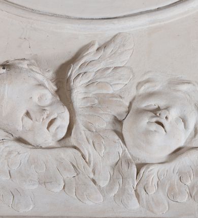 Zdjęcie nr 54: Kościół jest murowany z cegły, z użyciem ciosu kamiennego w partii cokołu i jako okładziny, tynkowany, z kryptami odpowiadającymi rzutowi. Założony jest na rzucie krzyża łacińskiego, z czteroprzęsłową nawą ujętą kaplicami, trójprzęsłowym prezbiterium zamknięty prosto, półtoraprzęsłowymi ramionami nawy poprzecznej, wysuniętymi poza korpus, zamknięte prosto i z kopułą na skrzyżowaniu naw. Przęsło fasady jest ujęte dwiema lokalnościami i dwiema wysuniętymi poza obręb korpusu wieżami z okrągłymi klatkami schodowymi z drewnianymi kręconymi schodami prowadzącymi do pomieszczeń nad lokalnościami. Do prezbiterium przylegają od południowego wschodu zakrystia, od północnego zachodu skarbiec, z składzikami na piętrze. 
Nawa jest artykułowa za pomocą pilastrów kompozytowych, zdwojonych w prezbiterium, transepcie i nawie głównej, zwielokrotniony w krzyżu kościoła, dźwigających wydatne belkowanie. Ściany kaplic są artykułowane za pomocą płytkich, opilastrowanych arkad; mury tarczowe kaplic wydzielone za pomocą gzymsu przełamującego się w narożnikach. Nawa i prezbiterium są sklepione kolebkami na gurtach z lunetami, transept sklepieniem kolebkowym na gurtach, kaplice pseudokopułami na pendentywach (w kaplicy Matki Boskiej i św. Katarzyny kopuły na rzucie elipsy z latarniami), zakrystia i skarbiec sklepieniem krzyżowo-kolebkowo, a przedsionki – nieckowym z lustrem. Okna nawy głównej i prezbiterium w profilowanych obramieniach, prostokątne, zamknięte łukiem segmentowym, okna kaplic są półkoliste. Bęben kopuły rozczłonkowany parami pilastrów kompozytowych, a między nimi rozlokowane naprzemian półkoliście zamknięte nisze i prostokątne okna. Do kościoła prowadzą drzwi wejściowe i para drzwi bocznych, z prezbiterium drzwi wejściowe do skarbca i zakrystii, z zakrystii na dziedziniec przy kościele. 
Fasada poprzedzona schodami, dwukondygnacyjna, dwuwieżowa, w dolnej kondygnacji siedmioosiowa, w górnej trójosiowa z dwiema wyodrębnionymi wieżami. Dolna kondygnacja rozczłonkowana zwojonymi pilastrami i parami kolumn flankujących oś środkową, o kapitelach kompozytowych, podtrzymujących wyłamujące się nad nimi belkowanie z wydatnym gzymsem i attyką, ponad belkowaniem w osi środkowej przerwany przyczółek. Górną kondygnację ujmują pary pilastrów ze stojącymi na ich tle wazonami, dźwigające wyłamujące się nad nimi belkowanie, w części środkowej zwieńczone przyczółkiem, w wieżach – miedzianymi hełmami. 
W części środkowej dolnej kondygnacji znajduje się zamknięta półkoliście wnęka z portalem, ujętym ukośnie dostawionymi pilastrami z konsolami podtrzymującymi naczółki i z tablicą z wklęsłymi bokami, zwieńczoną gzymsem w kształcie łuku nadwieszonego; ponad tablicą znajduje się półkoliste okno. Nad drzwiami bocznymi płaskorzeźbione postacie klęczących aniołów i kwadratowe okna, w wieżach wnęki z figurami św. Bernarda (po lewej) i św. Jana Kantego (po prawej). W części środkowej drugiej kondygnacji umieszczone jest prostokątne okno zamknięte łukiem segmentowym i zwieńczone przerwanym przyczółkiem. W polach bocznych nisze z figurami św. Kazimierza (po lewej) i św. Floriana (po prawej). Ściany boczne wzmocnione szkarpami, podzielone lizenami i pilastrami toskańskimi w dolnej kondygnacji prezbiterium oraz południowo wschodniej i północno zachodniej ścianie transeptu. Prezbiterium i ramiona transeptu zamknięte trójkątnymi szczytami z owalnymi oknami. Tambur kopuły rozczłonkowany lizenami, z oknami zamkniętymi łukami segmentowymi, w profilowanych obramieniach; ośmiopolową kopułę krytą blachą wieńczy latarnia opięta półkolumnami, pomiędzy którymi znajdują się wąskie okna zamknięte półkoliście. Nawę, prezbiterium i transept nakrywa dach siodłowy, nad pozostałymi pomieszczeniami dachy siodłowe, z wyjątkiem środkowych kaplic, w których kopułki wtopione zostały w dach i zwieńczone latarniami.  
