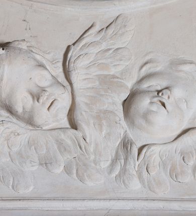 Zdjęcie nr 55: Kościół jest murowany z cegły, z użyciem ciosu kamiennego w partii cokołu i jako okładziny, tynkowany, z kryptami odpowiadającymi rzutowi. Założony jest na rzucie krzyża łacińskiego, z czteroprzęsłową nawą ujętą kaplicami, trójprzęsłowym prezbiterium zamknięty prosto, półtoraprzęsłowymi ramionami nawy poprzecznej, wysuniętymi poza korpus, zamknięte prosto i z kopułą na skrzyżowaniu naw. Przęsło fasady jest ujęte dwiema lokalnościami i dwiema wysuniętymi poza obręb korpusu wieżami z okrągłymi klatkami schodowymi z drewnianymi kręconymi schodami prowadzącymi do pomieszczeń nad lokalnościami. Do prezbiterium przylegają od południowego wschodu zakrystia, od północnego zachodu skarbiec, z składzikami na piętrze. 
Nawa jest artykułowa za pomocą pilastrów kompozytowych, zdwojonych w prezbiterium, transepcie i nawie głównej, zwielokrotniony w krzyżu kościoła, dźwigających wydatne belkowanie. Ściany kaplic są artykułowane za pomocą płytkich, opilastrowanych arkad; mury tarczowe kaplic wydzielone za pomocą gzymsu przełamującego się w narożnikach. Nawa i prezbiterium są sklepione kolebkami na gurtach z lunetami, transept sklepieniem kolebkowym na gurtach, kaplice pseudokopułami na pendentywach (w kaplicy Matki Boskiej i św. Katarzyny kopuły na rzucie elipsy z latarniami), zakrystia i skarbiec sklepieniem krzyżowo-kolebkowo, a przedsionki – nieckowym z lustrem. Okna nawy głównej i prezbiterium w profilowanych obramieniach, prostokątne, zamknięte łukiem segmentowym, okna kaplic są półkoliste. Bęben kopuły rozczłonkowany parami pilastrów kompozytowych, a między nimi rozlokowane naprzemian półkoliście zamknięte nisze i prostokątne okna. Do kościoła prowadzą drzwi wejściowe i para drzwi bocznych, z prezbiterium drzwi wejściowe do skarbca i zakrystii, z zakrystii na dziedziniec przy kościele. 
Fasada poprzedzona schodami, dwukondygnacyjna, dwuwieżowa, w dolnej kondygnacji siedmioosiowa, w górnej trójosiowa z dwiema wyodrębnionymi wieżami. Dolna kondygnacja rozczłonkowana zwojonymi pilastrami i parami kolumn flankujących oś środkową, o kapitelach kompozytowych, podtrzymujących wyłamujące się nad nimi belkowanie z wydatnym gzymsem i attyką, ponad belkowaniem w osi środkowej przerwany przyczółek. Górną kondygnację ujmują pary pilastrów ze stojącymi na ich tle wazonami, dźwigające wyłamujące się nad nimi belkowanie, w części środkowej zwieńczone przyczółkiem, w wieżach – miedzianymi hełmami. 
W części środkowej dolnej kondygnacji znajduje się zamknięta półkoliście wnęka z portalem, ujętym ukośnie dostawionymi pilastrami z konsolami podtrzymującymi naczółki i z tablicą z wklęsłymi bokami, zwieńczoną gzymsem w kształcie łuku nadwieszonego; ponad tablicą znajduje się półkoliste okno. Nad drzwiami bocznymi płaskorzeźbione postacie klęczących aniołów i kwadratowe okna, w wieżach wnęki z figurami św. Bernarda (po lewej) i św. Jana Kantego (po prawej). W części środkowej drugiej kondygnacji umieszczone jest prostokątne okno zamknięte łukiem segmentowym i zwieńczone przerwanym przyczółkiem. W polach bocznych nisze z figurami św. Kazimierza (po lewej) i św. Floriana (po prawej). Ściany boczne wzmocnione szkarpami, podzielone lizenami i pilastrami toskańskimi w dolnej kondygnacji prezbiterium oraz południowo wschodniej i północno zachodniej ścianie transeptu. Prezbiterium i ramiona transeptu zamknięte trójkątnymi szczytami z owalnymi oknami. Tambur kopuły rozczłonkowany lizenami, z oknami zamkniętymi łukami segmentowymi, w profilowanych obramieniach; ośmiopolową kopułę krytą blachą wieńczy latarnia opięta półkolumnami, pomiędzy którymi znajdują się wąskie okna zamknięte półkoliście. Nawę, prezbiterium i transept nakrywa dach siodłowy, nad pozostałymi pomieszczeniami dachy siodłowe, z wyjątkiem środkowych kaplic, w których kopułki wtopione zostały w dach i zwieńczone latarniami.  
