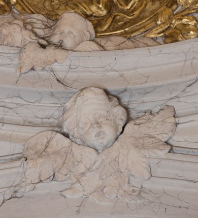 Zdjęcie nr 59: Kościół jest murowany z cegły, z użyciem ciosu kamiennego w partii cokołu i jako okładziny, tynkowany, z kryptami odpowiadającymi rzutowi. Założony jest na rzucie krzyża łacińskiego, z czteroprzęsłową nawą ujętą kaplicami, trójprzęsłowym prezbiterium zamknięty prosto, półtoraprzęsłowymi ramionami nawy poprzecznej, wysuniętymi poza korpus, zamknięte prosto i z kopułą na skrzyżowaniu naw. Przęsło fasady jest ujęte dwiema lokalnościami i dwiema wysuniętymi poza obręb korpusu wieżami z okrągłymi klatkami schodowymi z drewnianymi kręconymi schodami prowadzącymi do pomieszczeń nad lokalnościami. Do prezbiterium przylegają od południowego wschodu zakrystia, od północnego zachodu skarbiec, z składzikami na piętrze. 
Nawa jest artykułowa za pomocą pilastrów kompozytowych, zdwojonych w prezbiterium, transepcie i nawie głównej, zwielokrotniony w krzyżu kościoła, dźwigających wydatne belkowanie. Ściany kaplic są artykułowane za pomocą płytkich, opilastrowanych arkad; mury tarczowe kaplic wydzielone za pomocą gzymsu przełamującego się w narożnikach. Nawa i prezbiterium są sklepione kolebkami na gurtach z lunetami, transept sklepieniem kolebkowym na gurtach, kaplice pseudokopułami na pendentywach (w kaplicy Matki Boskiej i św. Katarzyny kopuły na rzucie elipsy z latarniami), zakrystia i skarbiec sklepieniem krzyżowo-kolebkowo, a przedsionki – nieckowym z lustrem. Okna nawy głównej i prezbiterium w profilowanych obramieniach, prostokątne, zamknięte łukiem segmentowym, okna kaplic są półkoliste. Bęben kopuły rozczłonkowany parami pilastrów kompozytowych, a między nimi rozlokowane naprzemian półkoliście zamknięte nisze i prostokątne okna. Do kościoła prowadzą drzwi wejściowe i para drzwi bocznych, z prezbiterium drzwi wejściowe do skarbca i zakrystii, z zakrystii na dziedziniec przy kościele. 
Fasada poprzedzona schodami, dwukondygnacyjna, dwuwieżowa, w dolnej kondygnacji siedmioosiowa, w górnej trójosiowa z dwiema wyodrębnionymi wieżami. Dolna kondygnacja rozczłonkowana zwojonymi pilastrami i parami kolumn flankujących oś środkową, o kapitelach kompozytowych, podtrzymujących wyłamujące się nad nimi belkowanie z wydatnym gzymsem i attyką, ponad belkowaniem w osi środkowej przerwany przyczółek. Górną kondygnację ujmują pary pilastrów ze stojącymi na ich tle wazonami, dźwigające wyłamujące się nad nimi belkowanie, w części środkowej zwieńczone przyczółkiem, w wieżach – miedzianymi hełmami. 
W części środkowej dolnej kondygnacji znajduje się zamknięta półkoliście wnęka z portalem, ujętym ukośnie dostawionymi pilastrami z konsolami podtrzymującymi naczółki i z tablicą z wklęsłymi bokami, zwieńczoną gzymsem w kształcie łuku nadwieszonego; ponad tablicą znajduje się półkoliste okno. Nad drzwiami bocznymi płaskorzeźbione postacie klęczących aniołów i kwadratowe okna, w wieżach wnęki z figurami św. Bernarda (po lewej) i św. Jana Kantego (po prawej). W części środkowej drugiej kondygnacji umieszczone jest prostokątne okno zamknięte łukiem segmentowym i zwieńczone przerwanym przyczółkiem. W polach bocznych nisze z figurami św. Kazimierza (po lewej) i św. Floriana (po prawej). Ściany boczne wzmocnione szkarpami, podzielone lizenami i pilastrami toskańskimi w dolnej kondygnacji prezbiterium oraz południowo wschodniej i północno zachodniej ścianie transeptu. Prezbiterium i ramiona transeptu zamknięte trójkątnymi szczytami z owalnymi oknami. Tambur kopuły rozczłonkowany lizenami, z oknami zamkniętymi łukami segmentowymi, w profilowanych obramieniach; ośmiopolową kopułę krytą blachą wieńczy latarnia opięta półkolumnami, pomiędzy którymi znajdują się wąskie okna zamknięte półkoliście. Nawę, prezbiterium i transept nakrywa dach siodłowy, nad pozostałymi pomieszczeniami dachy siodłowe, z wyjątkiem środkowych kaplic, w których kopułki wtopione zostały w dach i zwieńczone latarniami.  
