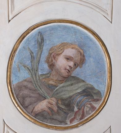 Zdjęcie nr 83: Kościół jest murowany z cegły, z użyciem ciosu kamiennego w partii cokołu i jako okładziny, tynkowany, z kryptami odpowiadającymi rzutowi. Założony jest na rzucie krzyża łacińskiego, z czteroprzęsłową nawą ujętą kaplicami, trójprzęsłowym prezbiterium zamknięty prosto, półtoraprzęsłowymi ramionami nawy poprzecznej, wysuniętymi poza korpus, zamknięte prosto i z kopułą na skrzyżowaniu naw. Przęsło fasady jest ujęte dwiema lokalnościami i dwiema wysuniętymi poza obręb korpusu wieżami z okrągłymi klatkami schodowymi z drewnianymi kręconymi schodami prowadzącymi do pomieszczeń nad lokalnościami. Do prezbiterium przylegają od południowego wschodu zakrystia, od północnego zachodu skarbiec, z składzikami na piętrze. 
Nawa jest artykułowa za pomocą pilastrów kompozytowych, zdwojonych w prezbiterium, transepcie i nawie głównej, zwielokrotniony w krzyżu kościoła, dźwigających wydatne belkowanie. Ściany kaplic są artykułowane za pomocą płytkich, opilastrowanych arkad; mury tarczowe kaplic wydzielone za pomocą gzymsu przełamującego się w narożnikach. Nawa i prezbiterium są sklepione kolebkami na gurtach z lunetami, transept sklepieniem kolebkowym na gurtach, kaplice pseudokopułami na pendentywach (w kaplicy Matki Boskiej i św. Katarzyny kopuły na rzucie elipsy z latarniami), zakrystia i skarbiec sklepieniem krzyżowo-kolebkowo, a przedsionki – nieckowym z lustrem. Okna nawy głównej i prezbiterium w profilowanych obramieniach, prostokątne, zamknięte łukiem segmentowym, okna kaplic są półkoliste. Bęben kopuły rozczłonkowany parami pilastrów kompozytowych, a między nimi rozlokowane naprzemian półkoliście zamknięte nisze i prostokątne okna. Do kościoła prowadzą drzwi wejściowe i para drzwi bocznych, z prezbiterium drzwi wejściowe do skarbca i zakrystii, z zakrystii na dziedziniec przy kościele. 
Fasada poprzedzona schodami, dwukondygnacyjna, dwuwieżowa, w dolnej kondygnacji siedmioosiowa, w górnej trójosiowa z dwiema wyodrębnionymi wieżami. Dolna kondygnacja rozczłonkowana zwojonymi pilastrami i parami kolumn flankujących oś środkową, o kapitelach kompozytowych, podtrzymujących wyłamujące się nad nimi belkowanie z wydatnym gzymsem i attyką, ponad belkowaniem w osi środkowej przerwany przyczółek. Górną kondygnację ujmują pary pilastrów ze stojącymi na ich tle wazonami, dźwigające wyłamujące się nad nimi belkowanie, w części środkowej zwieńczone przyczółkiem, w wieżach – miedzianymi hełmami. 
W części środkowej dolnej kondygnacji znajduje się zamknięta półkoliście wnęka z portalem, ujętym ukośnie dostawionymi pilastrami z konsolami podtrzymującymi naczółki i z tablicą z wklęsłymi bokami, zwieńczoną gzymsem w kształcie łuku nadwieszonego; ponad tablicą znajduje się półkoliste okno. Nad drzwiami bocznymi płaskorzeźbione postacie klęczących aniołów i kwadratowe okna, w wieżach wnęki z figurami św. Bernarda (po lewej) i św. Jana Kantego (po prawej). W części środkowej drugiej kondygnacji umieszczone jest prostokątne okno zamknięte łukiem segmentowym i zwieńczone przerwanym przyczółkiem. W polach bocznych nisze z figurami św. Kazimierza (po lewej) i św. Floriana (po prawej). Ściany boczne wzmocnione szkarpami, podzielone lizenami i pilastrami toskańskimi w dolnej kondygnacji prezbiterium oraz południowo wschodniej i północno zachodniej ścianie transeptu. Prezbiterium i ramiona transeptu zamknięte trójkątnymi szczytami z owalnymi oknami. Tambur kopuły rozczłonkowany lizenami, z oknami zamkniętymi łukami segmentowymi, w profilowanych obramieniach; ośmiopolową kopułę krytą blachą wieńczy latarnia opięta półkolumnami, pomiędzy którymi znajdują się wąskie okna zamknięte półkoliście. Nawę, prezbiterium i transept nakrywa dach siodłowy, nad pozostałymi pomieszczeniami dachy siodłowe, z wyjątkiem środkowych kaplic, w których kopułki wtopione zostały w dach i zwieńczone latarniami.  
