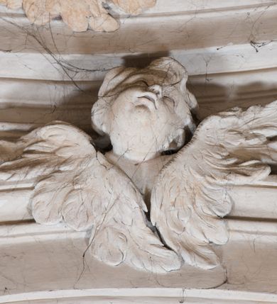 Zdjęcie nr 62: Kościół jest murowany z cegły, z użyciem ciosu kamiennego w partii cokołu i jako okładziny, tynkowany, z kryptami odpowiadającymi rzutowi. Założony jest na rzucie krzyża łacińskiego, z czteroprzęsłową nawą ujętą kaplicami, trójprzęsłowym prezbiterium zamknięty prosto, półtoraprzęsłowymi ramionami nawy poprzecznej, wysuniętymi poza korpus, zamknięte prosto i z kopułą na skrzyżowaniu naw. Przęsło fasady jest ujęte dwiema lokalnościami i dwiema wysuniętymi poza obręb korpusu wieżami z okrągłymi klatkami schodowymi z drewnianymi kręconymi schodami prowadzącymi do pomieszczeń nad lokalnościami. Do prezbiterium przylegają od południowego wschodu zakrystia, od północnego zachodu skarbiec, z składzikami na piętrze. 
Nawa jest artykułowa za pomocą pilastrów kompozytowych, zdwojonych w prezbiterium, transepcie i nawie głównej, zwielokrotniony w krzyżu kościoła, dźwigających wydatne belkowanie. Ściany kaplic są artykułowane za pomocą płytkich, opilastrowanych arkad; mury tarczowe kaplic wydzielone za pomocą gzymsu przełamującego się w narożnikach. Nawa i prezbiterium są sklepione kolebkami na gurtach z lunetami, transept sklepieniem kolebkowym na gurtach, kaplice pseudokopułami na pendentywach (w kaplicy Matki Boskiej i św. Katarzyny kopuły na rzucie elipsy z latarniami), zakrystia i skarbiec sklepieniem krzyżowo-kolebkowo, a przedsionki – nieckowym z lustrem. Okna nawy głównej i prezbiterium w profilowanych obramieniach, prostokątne, zamknięte łukiem segmentowym, okna kaplic są półkoliste. Bęben kopuły rozczłonkowany parami pilastrów kompozytowych, a między nimi rozlokowane naprzemian półkoliście zamknięte nisze i prostokątne okna. Do kościoła prowadzą drzwi wejściowe i para drzwi bocznych, z prezbiterium drzwi wejściowe do skarbca i zakrystii, z zakrystii na dziedziniec przy kościele. 
Fasada poprzedzona schodami, dwukondygnacyjna, dwuwieżowa, w dolnej kondygnacji siedmioosiowa, w górnej trójosiowa z dwiema wyodrębnionymi wieżami. Dolna kondygnacja rozczłonkowana zwojonymi pilastrami i parami kolumn flankujących oś środkową, o kapitelach kompozytowych, podtrzymujących wyłamujące się nad nimi belkowanie z wydatnym gzymsem i attyką, ponad belkowaniem w osi środkowej przerwany przyczółek. Górną kondygnację ujmują pary pilastrów ze stojącymi na ich tle wazonami, dźwigające wyłamujące się nad nimi belkowanie, w części środkowej zwieńczone przyczółkiem, w wieżach – miedzianymi hełmami. 
W części środkowej dolnej kondygnacji znajduje się zamknięta półkoliście wnęka z portalem, ujętym ukośnie dostawionymi pilastrami z konsolami podtrzymującymi naczółki i z tablicą z wklęsłymi bokami, zwieńczoną gzymsem w kształcie łuku nadwieszonego; ponad tablicą znajduje się półkoliste okno. Nad drzwiami bocznymi płaskorzeźbione postacie klęczących aniołów i kwadratowe okna, w wieżach wnęki z figurami św. Bernarda (po lewej) i św. Jana Kantego (po prawej). W części środkowej drugiej kondygnacji umieszczone jest prostokątne okno zamknięte łukiem segmentowym i zwieńczone przerwanym przyczółkiem. W polach bocznych nisze z figurami św. Kazimierza (po lewej) i św. Floriana (po prawej). Ściany boczne wzmocnione szkarpami, podzielone lizenami i pilastrami toskańskimi w dolnej kondygnacji prezbiterium oraz południowo wschodniej i północno zachodniej ścianie transeptu. Prezbiterium i ramiona transeptu zamknięte trójkątnymi szczytami z owalnymi oknami. Tambur kopuły rozczłonkowany lizenami, z oknami zamkniętymi łukami segmentowymi, w profilowanych obramieniach; ośmiopolową kopułę krytą blachą wieńczy latarnia opięta półkolumnami, pomiędzy którymi znajdują się wąskie okna zamknięte półkoliście. Nawę, prezbiterium i transept nakrywa dach siodłowy, nad pozostałymi pomieszczeniami dachy siodłowe, z wyjątkiem środkowych kaplic, w których kopułki wtopione zostały w dach i zwieńczone latarniami.  
