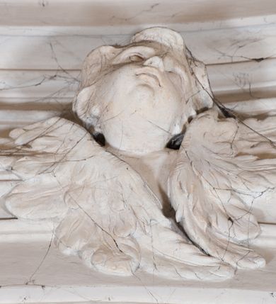 Zdjęcie nr 63: Kościół jest murowany z cegły, z użyciem ciosu kamiennego w partii cokołu i jako okładziny, tynkowany, z kryptami odpowiadającymi rzutowi. Założony jest na rzucie krzyża łacińskiego, z czteroprzęsłową nawą ujętą kaplicami, trójprzęsłowym prezbiterium zamknięty prosto, półtoraprzęsłowymi ramionami nawy poprzecznej, wysuniętymi poza korpus, zamknięte prosto i z kopułą na skrzyżowaniu naw. Przęsło fasady jest ujęte dwiema lokalnościami i dwiema wysuniętymi poza obręb korpusu wieżami z okrągłymi klatkami schodowymi z drewnianymi kręconymi schodami prowadzącymi do pomieszczeń nad lokalnościami. Do prezbiterium przylegają od południowego wschodu zakrystia, od północnego zachodu skarbiec, z składzikami na piętrze. 
Nawa jest artykułowa za pomocą pilastrów kompozytowych, zdwojonych w prezbiterium, transepcie i nawie głównej, zwielokrotniony w krzyżu kościoła, dźwigających wydatne belkowanie. Ściany kaplic są artykułowane za pomocą płytkich, opilastrowanych arkad; mury tarczowe kaplic wydzielone za pomocą gzymsu przełamującego się w narożnikach. Nawa i prezbiterium są sklepione kolebkami na gurtach z lunetami, transept sklepieniem kolebkowym na gurtach, kaplice pseudokopułami na pendentywach (w kaplicy Matki Boskiej i św. Katarzyny kopuły na rzucie elipsy z latarniami), zakrystia i skarbiec sklepieniem krzyżowo-kolebkowo, a przedsionki – nieckowym z lustrem. Okna nawy głównej i prezbiterium w profilowanych obramieniach, prostokątne, zamknięte łukiem segmentowym, okna kaplic są półkoliste. Bęben kopuły rozczłonkowany parami pilastrów kompozytowych, a między nimi rozlokowane naprzemian półkoliście zamknięte nisze i prostokątne okna. Do kościoła prowadzą drzwi wejściowe i para drzwi bocznych, z prezbiterium drzwi wejściowe do skarbca i zakrystii, z zakrystii na dziedziniec przy kościele. 
Fasada poprzedzona schodami, dwukondygnacyjna, dwuwieżowa, w dolnej kondygnacji siedmioosiowa, w górnej trójosiowa z dwiema wyodrębnionymi wieżami. Dolna kondygnacja rozczłonkowana zwojonymi pilastrami i parami kolumn flankujących oś środkową, o kapitelach kompozytowych, podtrzymujących wyłamujące się nad nimi belkowanie z wydatnym gzymsem i attyką, ponad belkowaniem w osi środkowej przerwany przyczółek. Górną kondygnację ujmują pary pilastrów ze stojącymi na ich tle wazonami, dźwigające wyłamujące się nad nimi belkowanie, w części środkowej zwieńczone przyczółkiem, w wieżach – miedzianymi hełmami. 
W części środkowej dolnej kondygnacji znajduje się zamknięta półkoliście wnęka z portalem, ujętym ukośnie dostawionymi pilastrami z konsolami podtrzymującymi naczółki i z tablicą z wklęsłymi bokami, zwieńczoną gzymsem w kształcie łuku nadwieszonego; ponad tablicą znajduje się półkoliste okno. Nad drzwiami bocznymi płaskorzeźbione postacie klęczących aniołów i kwadratowe okna, w wieżach wnęki z figurami św. Bernarda (po lewej) i św. Jana Kantego (po prawej). W części środkowej drugiej kondygnacji umieszczone jest prostokątne okno zamknięte łukiem segmentowym i zwieńczone przerwanym przyczółkiem. W polach bocznych nisze z figurami św. Kazimierza (po lewej) i św. Floriana (po prawej). Ściany boczne wzmocnione szkarpami, podzielone lizenami i pilastrami toskańskimi w dolnej kondygnacji prezbiterium oraz południowo wschodniej i północno zachodniej ścianie transeptu. Prezbiterium i ramiona transeptu zamknięte trójkątnymi szczytami z owalnymi oknami. Tambur kopuły rozczłonkowany lizenami, z oknami zamkniętymi łukami segmentowymi, w profilowanych obramieniach; ośmiopolową kopułę krytą blachą wieńczy latarnia opięta półkolumnami, pomiędzy którymi znajdują się wąskie okna zamknięte półkoliście. Nawę, prezbiterium i transept nakrywa dach siodłowy, nad pozostałymi pomieszczeniami dachy siodłowe, z wyjątkiem środkowych kaplic, w których kopułki wtopione zostały w dach i zwieńczone latarniami.  
