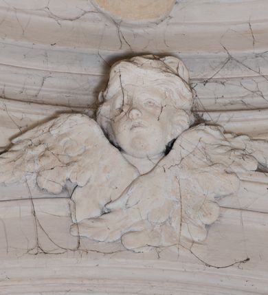 Zdjęcie nr 60: Kościół jest murowany z cegły, z użyciem ciosu kamiennego w partii cokołu i jako okładziny, tynkowany, z kryptami odpowiadającymi rzutowi. Założony jest na rzucie krzyża łacińskiego, z czteroprzęsłową nawą ujętą kaplicami, trójprzęsłowym prezbiterium zamknięty prosto, półtoraprzęsłowymi ramionami nawy poprzecznej, wysuniętymi poza korpus, zamknięte prosto i z kopułą na skrzyżowaniu naw. Przęsło fasady jest ujęte dwiema lokalnościami i dwiema wysuniętymi poza obręb korpusu wieżami z okrągłymi klatkami schodowymi z drewnianymi kręconymi schodami prowadzącymi do pomieszczeń nad lokalnościami. Do prezbiterium przylegają od południowego wschodu zakrystia, od północnego zachodu skarbiec, z składzikami na piętrze. 
Nawa jest artykułowa za pomocą pilastrów kompozytowych, zdwojonych w prezbiterium, transepcie i nawie głównej, zwielokrotniony w krzyżu kościoła, dźwigających wydatne belkowanie. Ściany kaplic są artykułowane za pomocą płytkich, opilastrowanych arkad; mury tarczowe kaplic wydzielone za pomocą gzymsu przełamującego się w narożnikach. Nawa i prezbiterium są sklepione kolebkami na gurtach z lunetami, transept sklepieniem kolebkowym na gurtach, kaplice pseudokopułami na pendentywach (w kaplicy Matki Boskiej i św. Katarzyny kopuły na rzucie elipsy z latarniami), zakrystia i skarbiec sklepieniem krzyżowo-kolebkowo, a przedsionki – nieckowym z lustrem. Okna nawy głównej i prezbiterium w profilowanych obramieniach, prostokątne, zamknięte łukiem segmentowym, okna kaplic są półkoliste. Bęben kopuły rozczłonkowany parami pilastrów kompozytowych, a między nimi rozlokowane naprzemian półkoliście zamknięte nisze i prostokątne okna. Do kościoła prowadzą drzwi wejściowe i para drzwi bocznych, z prezbiterium drzwi wejściowe do skarbca i zakrystii, z zakrystii na dziedziniec przy kościele. 
Fasada poprzedzona schodami, dwukondygnacyjna, dwuwieżowa, w dolnej kondygnacji siedmioosiowa, w górnej trójosiowa z dwiema wyodrębnionymi wieżami. Dolna kondygnacja rozczłonkowana zwojonymi pilastrami i parami kolumn flankujących oś środkową, o kapitelach kompozytowych, podtrzymujących wyłamujące się nad nimi belkowanie z wydatnym gzymsem i attyką, ponad belkowaniem w osi środkowej przerwany przyczółek. Górną kondygnację ujmują pary pilastrów ze stojącymi na ich tle wazonami, dźwigające wyłamujące się nad nimi belkowanie, w części środkowej zwieńczone przyczółkiem, w wieżach – miedzianymi hełmami. 
W części środkowej dolnej kondygnacji znajduje się zamknięta półkoliście wnęka z portalem, ujętym ukośnie dostawionymi pilastrami z konsolami podtrzymującymi naczółki i z tablicą z wklęsłymi bokami, zwieńczoną gzymsem w kształcie łuku nadwieszonego; ponad tablicą znajduje się półkoliste okno. Nad drzwiami bocznymi płaskorzeźbione postacie klęczących aniołów i kwadratowe okna, w wieżach wnęki z figurami św. Bernarda (po lewej) i św. Jana Kantego (po prawej). W części środkowej drugiej kondygnacji umieszczone jest prostokątne okno zamknięte łukiem segmentowym i zwieńczone przerwanym przyczółkiem. W polach bocznych nisze z figurami św. Kazimierza (po lewej) i św. Floriana (po prawej). Ściany boczne wzmocnione szkarpami, podzielone lizenami i pilastrami toskańskimi w dolnej kondygnacji prezbiterium oraz południowo wschodniej i północno zachodniej ścianie transeptu. Prezbiterium i ramiona transeptu zamknięte trójkątnymi szczytami z owalnymi oknami. Tambur kopuły rozczłonkowany lizenami, z oknami zamkniętymi łukami segmentowymi, w profilowanych obramieniach; ośmiopolową kopułę krytą blachą wieńczy latarnia opięta półkolumnami, pomiędzy którymi znajdują się wąskie okna zamknięte półkoliście. Nawę, prezbiterium i transept nakrywa dach siodłowy, nad pozostałymi pomieszczeniami dachy siodłowe, z wyjątkiem środkowych kaplic, w których kopułki wtopione zostały w dach i zwieńczone latarniami.  
