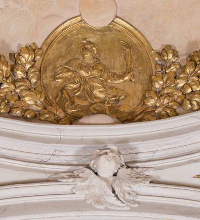 Zdjęcie nr 65: Kościół jest murowany z cegły, z użyciem ciosu kamiennego w partii cokołu i jako okładziny, tynkowany, z kryptami odpowiadającymi rzutowi. Założony jest na rzucie krzyża łacińskiego, z czteroprzęsłową nawą ujętą kaplicami, trójprzęsłowym prezbiterium zamknięty prosto, półtoraprzęsłowymi ramionami nawy poprzecznej, wysuniętymi poza korpus, zamknięte prosto i z kopułą na skrzyżowaniu naw. Przęsło fasady jest ujęte dwiema lokalnościami i dwiema wysuniętymi poza obręb korpusu wieżami z okrągłymi klatkami schodowymi z drewnianymi kręconymi schodami prowadzącymi do pomieszczeń nad lokalnościami. Do prezbiterium przylegają od południowego wschodu zakrystia, od północnego zachodu skarbiec, z składzikami na piętrze. 
Nawa jest artykułowa za pomocą pilastrów kompozytowych, zdwojonych w prezbiterium, transepcie i nawie głównej, zwielokrotniony w krzyżu kościoła, dźwigających wydatne belkowanie. Ściany kaplic są artykułowane za pomocą płytkich, opilastrowanych arkad; mury tarczowe kaplic wydzielone za pomocą gzymsu przełamującego się w narożnikach. Nawa i prezbiterium są sklepione kolebkami na gurtach z lunetami, transept sklepieniem kolebkowym na gurtach, kaplice pseudokopułami na pendentywach (w kaplicy Matki Boskiej i św. Katarzyny kopuły na rzucie elipsy z latarniami), zakrystia i skarbiec sklepieniem krzyżowo-kolebkowo, a przedsionki – nieckowym z lustrem. Okna nawy głównej i prezbiterium w profilowanych obramieniach, prostokątne, zamknięte łukiem segmentowym, okna kaplic są półkoliste. Bęben kopuły rozczłonkowany parami pilastrów kompozytowych, a między nimi rozlokowane naprzemian półkoliście zamknięte nisze i prostokątne okna. Do kościoła prowadzą drzwi wejściowe i para drzwi bocznych, z prezbiterium drzwi wejściowe do skarbca i zakrystii, z zakrystii na dziedziniec przy kościele. 
Fasada poprzedzona schodami, dwukondygnacyjna, dwuwieżowa, w dolnej kondygnacji siedmioosiowa, w górnej trójosiowa z dwiema wyodrębnionymi wieżami. Dolna kondygnacja rozczłonkowana zwojonymi pilastrami i parami kolumn flankujących oś środkową, o kapitelach kompozytowych, podtrzymujących wyłamujące się nad nimi belkowanie z wydatnym gzymsem i attyką, ponad belkowaniem w osi środkowej przerwany przyczółek. Górną kondygnację ujmują pary pilastrów ze stojącymi na ich tle wazonami, dźwigające wyłamujące się nad nimi belkowanie, w części środkowej zwieńczone przyczółkiem, w wieżach – miedzianymi hełmami. 
W części środkowej dolnej kondygnacji znajduje się zamknięta półkoliście wnęka z portalem, ujętym ukośnie dostawionymi pilastrami z konsolami podtrzymującymi naczółki i z tablicą z wklęsłymi bokami, zwieńczoną gzymsem w kształcie łuku nadwieszonego; ponad tablicą znajduje się półkoliste okno. Nad drzwiami bocznymi płaskorzeźbione postacie klęczących aniołów i kwadratowe okna, w wieżach wnęki z figurami św. Bernarda (po lewej) i św. Jana Kantego (po prawej). W części środkowej drugiej kondygnacji umieszczone jest prostokątne okno zamknięte łukiem segmentowym i zwieńczone przerwanym przyczółkiem. W polach bocznych nisze z figurami św. Kazimierza (po lewej) i św. Floriana (po prawej). Ściany boczne wzmocnione szkarpami, podzielone lizenami i pilastrami toskańskimi w dolnej kondygnacji prezbiterium oraz południowo wschodniej i północno zachodniej ścianie transeptu. Prezbiterium i ramiona transeptu zamknięte trójkątnymi szczytami z owalnymi oknami. Tambur kopuły rozczłonkowany lizenami, z oknami zamkniętymi łukami segmentowymi, w profilowanych obramieniach; ośmiopolową kopułę krytą blachą wieńczy latarnia opięta półkolumnami, pomiędzy którymi znajdują się wąskie okna zamknięte półkoliście. Nawę, prezbiterium i transept nakrywa dach siodłowy, nad pozostałymi pomieszczeniami dachy siodłowe, z wyjątkiem środkowych kaplic, w których kopułki wtopione zostały w dach i zwieńczone latarniami.  
