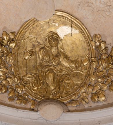 Zdjęcie nr 67: Kościół jest murowany z cegły, z użyciem ciosu kamiennego w partii cokołu i jako okładziny, tynkowany, z kryptami odpowiadającymi rzutowi. Założony jest na rzucie krzyża łacińskiego, z czteroprzęsłową nawą ujętą kaplicami, trójprzęsłowym prezbiterium zamknięty prosto, półtoraprzęsłowymi ramionami nawy poprzecznej, wysuniętymi poza korpus, zamknięte prosto i z kopułą na skrzyżowaniu naw. Przęsło fasady jest ujęte dwiema lokalnościami i dwiema wysuniętymi poza obręb korpusu wieżami z okrągłymi klatkami schodowymi z drewnianymi kręconymi schodami prowadzącymi do pomieszczeń nad lokalnościami. Do prezbiterium przylegają od południowego wschodu zakrystia, od północnego zachodu skarbiec, z składzikami na piętrze. 
Nawa jest artykułowa za pomocą pilastrów kompozytowych, zdwojonych w prezbiterium, transepcie i nawie głównej, zwielokrotniony w krzyżu kościoła, dźwigających wydatne belkowanie. Ściany kaplic są artykułowane za pomocą płytkich, opilastrowanych arkad; mury tarczowe kaplic wydzielone za pomocą gzymsu przełamującego się w narożnikach. Nawa i prezbiterium są sklepione kolebkami na gurtach z lunetami, transept sklepieniem kolebkowym na gurtach, kaplice pseudokopułami na pendentywach (w kaplicy Matki Boskiej i św. Katarzyny kopuły na rzucie elipsy z latarniami), zakrystia i skarbiec sklepieniem krzyżowo-kolebkowo, a przedsionki – nieckowym z lustrem. Okna nawy głównej i prezbiterium w profilowanych obramieniach, prostokątne, zamknięte łukiem segmentowym, okna kaplic są półkoliste. Bęben kopuły rozczłonkowany parami pilastrów kompozytowych, a między nimi rozlokowane naprzemian półkoliście zamknięte nisze i prostokątne okna. Do kościoła prowadzą drzwi wejściowe i para drzwi bocznych, z prezbiterium drzwi wejściowe do skarbca i zakrystii, z zakrystii na dziedziniec przy kościele. 
Fasada poprzedzona schodami, dwukondygnacyjna, dwuwieżowa, w dolnej kondygnacji siedmioosiowa, w górnej trójosiowa z dwiema wyodrębnionymi wieżami. Dolna kondygnacja rozczłonkowana zwojonymi pilastrami i parami kolumn flankujących oś środkową, o kapitelach kompozytowych, podtrzymujących wyłamujące się nad nimi belkowanie z wydatnym gzymsem i attyką, ponad belkowaniem w osi środkowej przerwany przyczółek. Górną kondygnację ujmują pary pilastrów ze stojącymi na ich tle wazonami, dźwigające wyłamujące się nad nimi belkowanie, w części środkowej zwieńczone przyczółkiem, w wieżach – miedzianymi hełmami. 
W części środkowej dolnej kondygnacji znajduje się zamknięta półkoliście wnęka z portalem, ujętym ukośnie dostawionymi pilastrami z konsolami podtrzymującymi naczółki i z tablicą z wklęsłymi bokami, zwieńczoną gzymsem w kształcie łuku nadwieszonego; ponad tablicą znajduje się półkoliste okno. Nad drzwiami bocznymi płaskorzeźbione postacie klęczących aniołów i kwadratowe okna, w wieżach wnęki z figurami św. Bernarda (po lewej) i św. Jana Kantego (po prawej). W części środkowej drugiej kondygnacji umieszczone jest prostokątne okno zamknięte łukiem segmentowym i zwieńczone przerwanym przyczółkiem. W polach bocznych nisze z figurami św. Kazimierza (po lewej) i św. Floriana (po prawej). Ściany boczne wzmocnione szkarpami, podzielone lizenami i pilastrami toskańskimi w dolnej kondygnacji prezbiterium oraz południowo wschodniej i północno zachodniej ścianie transeptu. Prezbiterium i ramiona transeptu zamknięte trójkątnymi szczytami z owalnymi oknami. Tambur kopuły rozczłonkowany lizenami, z oknami zamkniętymi łukami segmentowymi, w profilowanych obramieniach; ośmiopolową kopułę krytą blachą wieńczy latarnia opięta półkolumnami, pomiędzy którymi znajdują się wąskie okna zamknięte półkoliście. Nawę, prezbiterium i transept nakrywa dach siodłowy, nad pozostałymi pomieszczeniami dachy siodłowe, z wyjątkiem środkowych kaplic, w których kopułki wtopione zostały w dach i zwieńczone latarniami.  
