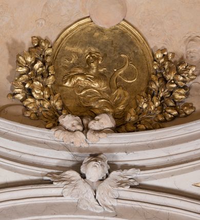 Zdjęcie nr 72: Kościół jest murowany z cegły, z użyciem ciosu kamiennego w partii cokołu i jako okładziny, tynkowany, z kryptami odpowiadającymi rzutowi. Założony jest na rzucie krzyża łacińskiego, z czteroprzęsłową nawą ujętą kaplicami, trójprzęsłowym prezbiterium zamknięty prosto, półtoraprzęsłowymi ramionami nawy poprzecznej, wysuniętymi poza korpus, zamknięte prosto i z kopułą na skrzyżowaniu naw. Przęsło fasady jest ujęte dwiema lokalnościami i dwiema wysuniętymi poza obręb korpusu wieżami z okrągłymi klatkami schodowymi z drewnianymi kręconymi schodami prowadzącymi do pomieszczeń nad lokalnościami. Do prezbiterium przylegają od południowego wschodu zakrystia, od północnego zachodu skarbiec, z składzikami na piętrze. 
Nawa jest artykułowa za pomocą pilastrów kompozytowych, zdwojonych w prezbiterium, transepcie i nawie głównej, zwielokrotniony w krzyżu kościoła, dźwigających wydatne belkowanie. Ściany kaplic są artykułowane za pomocą płytkich, opilastrowanych arkad; mury tarczowe kaplic wydzielone za pomocą gzymsu przełamującego się w narożnikach. Nawa i prezbiterium są sklepione kolebkami na gurtach z lunetami, transept sklepieniem kolebkowym na gurtach, kaplice pseudokopułami na pendentywach (w kaplicy Matki Boskiej i św. Katarzyny kopuły na rzucie elipsy z latarniami), zakrystia i skarbiec sklepieniem krzyżowo-kolebkowo, a przedsionki – nieckowym z lustrem. Okna nawy głównej i prezbiterium w profilowanych obramieniach, prostokątne, zamknięte łukiem segmentowym, okna kaplic są półkoliste. Bęben kopuły rozczłonkowany parami pilastrów kompozytowych, a między nimi rozlokowane naprzemian półkoliście zamknięte nisze i prostokątne okna. Do kościoła prowadzą drzwi wejściowe i para drzwi bocznych, z prezbiterium drzwi wejściowe do skarbca i zakrystii, z zakrystii na dziedziniec przy kościele. 
Fasada poprzedzona schodami, dwukondygnacyjna, dwuwieżowa, w dolnej kondygnacji siedmioosiowa, w górnej trójosiowa z dwiema wyodrębnionymi wieżami. Dolna kondygnacja rozczłonkowana zwojonymi pilastrami i parami kolumn flankujących oś środkową, o kapitelach kompozytowych, podtrzymujących wyłamujące się nad nimi belkowanie z wydatnym gzymsem i attyką, ponad belkowaniem w osi środkowej przerwany przyczółek. Górną kondygnację ujmują pary pilastrów ze stojącymi na ich tle wazonami, dźwigające wyłamujące się nad nimi belkowanie, w części środkowej zwieńczone przyczółkiem, w wieżach – miedzianymi hełmami. 
W części środkowej dolnej kondygnacji znajduje się zamknięta półkoliście wnęka z portalem, ujętym ukośnie dostawionymi pilastrami z konsolami podtrzymującymi naczółki i z tablicą z wklęsłymi bokami, zwieńczoną gzymsem w kształcie łuku nadwieszonego; ponad tablicą znajduje się półkoliste okno. Nad drzwiami bocznymi płaskorzeźbione postacie klęczących aniołów i kwadratowe okna, w wieżach wnęki z figurami św. Bernarda (po lewej) i św. Jana Kantego (po prawej). W części środkowej drugiej kondygnacji umieszczone jest prostokątne okno zamknięte łukiem segmentowym i zwieńczone przerwanym przyczółkiem. W polach bocznych nisze z figurami św. Kazimierza (po lewej) i św. Floriana (po prawej). Ściany boczne wzmocnione szkarpami, podzielone lizenami i pilastrami toskańskimi w dolnej kondygnacji prezbiterium oraz południowo wschodniej i północno zachodniej ścianie transeptu. Prezbiterium i ramiona transeptu zamknięte trójkątnymi szczytami z owalnymi oknami. Tambur kopuły rozczłonkowany lizenami, z oknami zamkniętymi łukami segmentowymi, w profilowanych obramieniach; ośmiopolową kopułę krytą blachą wieńczy latarnia opięta półkolumnami, pomiędzy którymi znajdują się wąskie okna zamknięte półkoliście. Nawę, prezbiterium i transept nakrywa dach siodłowy, nad pozostałymi pomieszczeniami dachy siodłowe, z wyjątkiem środkowych kaplic, w których kopułki wtopione zostały w dach i zwieńczone latarniami.  
