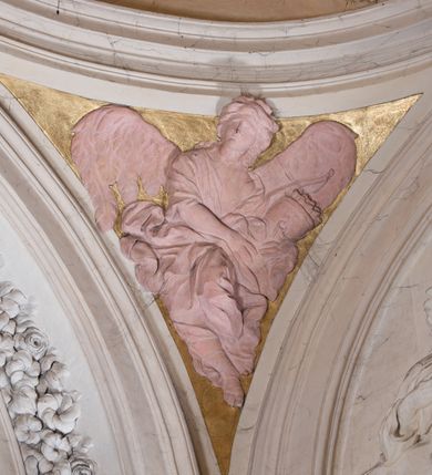 Zdjęcie nr 76: Kościół jest murowany z cegły, z użyciem ciosu kamiennego w partii cokołu i jako okładziny, tynkowany, z kryptami odpowiadającymi rzutowi. Założony jest na rzucie krzyża łacińskiego, z czteroprzęsłową nawą ujętą kaplicami, trójprzęsłowym prezbiterium zamknięty prosto, półtoraprzęsłowymi ramionami nawy poprzecznej, wysuniętymi poza korpus, zamknięte prosto i z kopułą na skrzyżowaniu naw. Przęsło fasady jest ujęte dwiema lokalnościami i dwiema wysuniętymi poza obręb korpusu wieżami z okrągłymi klatkami schodowymi z drewnianymi kręconymi schodami prowadzącymi do pomieszczeń nad lokalnościami. Do prezbiterium przylegają od południowego wschodu zakrystia, od północnego zachodu skarbiec, z składzikami na piętrze. 
Nawa jest artykułowa za pomocą pilastrów kompozytowych, zdwojonych w prezbiterium, transepcie i nawie głównej, zwielokrotniony w krzyżu kościoła, dźwigających wydatne belkowanie. Ściany kaplic są artykułowane za pomocą płytkich, opilastrowanych arkad; mury tarczowe kaplic wydzielone za pomocą gzymsu przełamującego się w narożnikach. Nawa i prezbiterium są sklepione kolebkami na gurtach z lunetami, transept sklepieniem kolebkowym na gurtach, kaplice pseudokopułami na pendentywach (w kaplicy Matki Boskiej i św. Katarzyny kopuły na rzucie elipsy z latarniami), zakrystia i skarbiec sklepieniem krzyżowo-kolebkowo, a przedsionki – nieckowym z lustrem. Okna nawy głównej i prezbiterium w profilowanych obramieniach, prostokątne, zamknięte łukiem segmentowym, okna kaplic są półkoliste. Bęben kopuły rozczłonkowany parami pilastrów kompozytowych, a między nimi rozlokowane naprzemian półkoliście zamknięte nisze i prostokątne okna. Do kościoła prowadzą drzwi wejściowe i para drzwi bocznych, z prezbiterium drzwi wejściowe do skarbca i zakrystii, z zakrystii na dziedziniec przy kościele. 
Fasada poprzedzona schodami, dwukondygnacyjna, dwuwieżowa, w dolnej kondygnacji siedmioosiowa, w górnej trójosiowa z dwiema wyodrębnionymi wieżami. Dolna kondygnacja rozczłonkowana zwojonymi pilastrami i parami kolumn flankujących oś środkową, o kapitelach kompozytowych, podtrzymujących wyłamujące się nad nimi belkowanie z wydatnym gzymsem i attyką, ponad belkowaniem w osi środkowej przerwany przyczółek. Górną kondygnację ujmują pary pilastrów ze stojącymi na ich tle wazonami, dźwigające wyłamujące się nad nimi belkowanie, w części środkowej zwieńczone przyczółkiem, w wieżach – miedzianymi hełmami. 
W części środkowej dolnej kondygnacji znajduje się zamknięta półkoliście wnęka z portalem, ujętym ukośnie dostawionymi pilastrami z konsolami podtrzymującymi naczółki i z tablicą z wklęsłymi bokami, zwieńczoną gzymsem w kształcie łuku nadwieszonego; ponad tablicą znajduje się półkoliste okno. Nad drzwiami bocznymi płaskorzeźbione postacie klęczących aniołów i kwadratowe okna, w wieżach wnęki z figurami św. Bernarda (po lewej) i św. Jana Kantego (po prawej). W części środkowej drugiej kondygnacji umieszczone jest prostokątne okno zamknięte łukiem segmentowym i zwieńczone przerwanym przyczółkiem. W polach bocznych nisze z figurami św. Kazimierza (po lewej) i św. Floriana (po prawej). Ściany boczne wzmocnione szkarpami, podzielone lizenami i pilastrami toskańskimi w dolnej kondygnacji prezbiterium oraz południowo wschodniej i północno zachodniej ścianie transeptu. Prezbiterium i ramiona transeptu zamknięte trójkątnymi szczytami z owalnymi oknami. Tambur kopuły rozczłonkowany lizenami, z oknami zamkniętymi łukami segmentowymi, w profilowanych obramieniach; ośmiopolową kopułę krytą blachą wieńczy latarnia opięta półkolumnami, pomiędzy którymi znajdują się wąskie okna zamknięte półkoliście. Nawę, prezbiterium i transept nakrywa dach siodłowy, nad pozostałymi pomieszczeniami dachy siodłowe, z wyjątkiem środkowych kaplic, w których kopułki wtopione zostały w dach i zwieńczone latarniami.  
