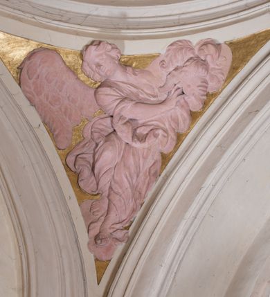 Zdjęcie nr 80: Kościół jest murowany z cegły, z użyciem ciosu kamiennego w partii cokołu i jako okładziny, tynkowany, z kryptami odpowiadającymi rzutowi. Założony jest na rzucie krzyża łacińskiego, z czteroprzęsłową nawą ujętą kaplicami, trójprzęsłowym prezbiterium zamknięty prosto, półtoraprzęsłowymi ramionami nawy poprzecznej, wysuniętymi poza korpus, zamknięte prosto i z kopułą na skrzyżowaniu naw. Przęsło fasady jest ujęte dwiema lokalnościami i dwiema wysuniętymi poza obręb korpusu wieżami z okrągłymi klatkami schodowymi z drewnianymi kręconymi schodami prowadzącymi do pomieszczeń nad lokalnościami. Do prezbiterium przylegają od południowego wschodu zakrystia, od północnego zachodu skarbiec, z składzikami na piętrze. 
Nawa jest artykułowa za pomocą pilastrów kompozytowych, zdwojonych w prezbiterium, transepcie i nawie głównej, zwielokrotniony w krzyżu kościoła, dźwigających wydatne belkowanie. Ściany kaplic są artykułowane za pomocą płytkich, opilastrowanych arkad; mury tarczowe kaplic wydzielone za pomocą gzymsu przełamującego się w narożnikach. Nawa i prezbiterium są sklepione kolebkami na gurtach z lunetami, transept sklepieniem kolebkowym na gurtach, kaplice pseudokopułami na pendentywach (w kaplicy Matki Boskiej i św. Katarzyny kopuły na rzucie elipsy z latarniami), zakrystia i skarbiec sklepieniem krzyżowo-kolebkowo, a przedsionki – nieckowym z lustrem. Okna nawy głównej i prezbiterium w profilowanych obramieniach, prostokątne, zamknięte łukiem segmentowym, okna kaplic są półkoliste. Bęben kopuły rozczłonkowany parami pilastrów kompozytowych, a między nimi rozlokowane naprzemian półkoliście zamknięte nisze i prostokątne okna. Do kościoła prowadzą drzwi wejściowe i para drzwi bocznych, z prezbiterium drzwi wejściowe do skarbca i zakrystii, z zakrystii na dziedziniec przy kościele. 
Fasada poprzedzona schodami, dwukondygnacyjna, dwuwieżowa, w dolnej kondygnacji siedmioosiowa, w górnej trójosiowa z dwiema wyodrębnionymi wieżami. Dolna kondygnacja rozczłonkowana zwojonymi pilastrami i parami kolumn flankujących oś środkową, o kapitelach kompozytowych, podtrzymujących wyłamujące się nad nimi belkowanie z wydatnym gzymsem i attyką, ponad belkowaniem w osi środkowej przerwany przyczółek. Górną kondygnację ujmują pary pilastrów ze stojącymi na ich tle wazonami, dźwigające wyłamujące się nad nimi belkowanie, w części środkowej zwieńczone przyczółkiem, w wieżach – miedzianymi hełmami. 
W części środkowej dolnej kondygnacji znajduje się zamknięta półkoliście wnęka z portalem, ujętym ukośnie dostawionymi pilastrami z konsolami podtrzymującymi naczółki i z tablicą z wklęsłymi bokami, zwieńczoną gzymsem w kształcie łuku nadwieszonego; ponad tablicą znajduje się półkoliste okno. Nad drzwiami bocznymi płaskorzeźbione postacie klęczących aniołów i kwadratowe okna, w wieżach wnęki z figurami św. Bernarda (po lewej) i św. Jana Kantego (po prawej). W części środkowej drugiej kondygnacji umieszczone jest prostokątne okno zamknięte łukiem segmentowym i zwieńczone przerwanym przyczółkiem. W polach bocznych nisze z figurami św. Kazimierza (po lewej) i św. Floriana (po prawej). Ściany boczne wzmocnione szkarpami, podzielone lizenami i pilastrami toskańskimi w dolnej kondygnacji prezbiterium oraz południowo wschodniej i północno zachodniej ścianie transeptu. Prezbiterium i ramiona transeptu zamknięte trójkątnymi szczytami z owalnymi oknami. Tambur kopuły rozczłonkowany lizenami, z oknami zamkniętymi łukami segmentowymi, w profilowanych obramieniach; ośmiopolową kopułę krytą blachą wieńczy latarnia opięta półkolumnami, pomiędzy którymi znajdują się wąskie okna zamknięte półkoliście. Nawę, prezbiterium i transept nakrywa dach siodłowy, nad pozostałymi pomieszczeniami dachy siodłowe, z wyjątkiem środkowych kaplic, w których kopułki wtopione zostały w dach i zwieńczone latarniami.  
