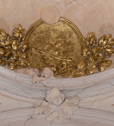 Zdjęcie nr 70: Kościół jest murowany z cegły, z użyciem ciosu kamiennego w partii cokołu i jako okładziny, tynkowany, z kryptami odpowiadającymi rzutowi. Założony jest na rzucie krzyża łacińskiego, z czteroprzęsłową nawą ujętą kaplicami, trójprzęsłowym prezbiterium zamknięty prosto, półtoraprzęsłowymi ramionami nawy poprzecznej, wysuniętymi poza korpus, zamknięte prosto i z kopułą na skrzyżowaniu naw. Przęsło fasady jest ujęte dwiema lokalnościami i dwiema wysuniętymi poza obręb korpusu wieżami z okrągłymi klatkami schodowymi z drewnianymi kręconymi schodami prowadzącymi do pomieszczeń nad lokalnościami. Do prezbiterium przylegają od południowego wschodu zakrystia, od północnego zachodu skarbiec, z składzikami na piętrze. 
Nawa jest artykułowa za pomocą pilastrów kompozytowych, zdwojonych w prezbiterium, transepcie i nawie głównej, zwielokrotniony w krzyżu kościoła, dźwigających wydatne belkowanie. Ściany kaplic są artykułowane za pomocą płytkich, opilastrowanych arkad; mury tarczowe kaplic wydzielone za pomocą gzymsu przełamującego się w narożnikach. Nawa i prezbiterium są sklepione kolebkami na gurtach z lunetami, transept sklepieniem kolebkowym na gurtach, kaplice pseudokopułami na pendentywach (w kaplicy Matki Boskiej i św. Katarzyny kopuły na rzucie elipsy z latarniami), zakrystia i skarbiec sklepieniem krzyżowo-kolebkowo, a przedsionki – nieckowym z lustrem. Okna nawy głównej i prezbiterium w profilowanych obramieniach, prostokątne, zamknięte łukiem segmentowym, okna kaplic są półkoliste. Bęben kopuły rozczłonkowany parami pilastrów kompozytowych, a między nimi rozlokowane naprzemian półkoliście zamknięte nisze i prostokątne okna. Do kościoła prowadzą drzwi wejściowe i para drzwi bocznych, z prezbiterium drzwi wejściowe do skarbca i zakrystii, z zakrystii na dziedziniec przy kościele. 
Fasada poprzedzona schodami, dwukondygnacyjna, dwuwieżowa, w dolnej kondygnacji siedmioosiowa, w górnej trójosiowa z dwiema wyodrębnionymi wieżami. Dolna kondygnacja rozczłonkowana zwojonymi pilastrami i parami kolumn flankujących oś środkową, o kapitelach kompozytowych, podtrzymujących wyłamujące się nad nimi belkowanie z wydatnym gzymsem i attyką, ponad belkowaniem w osi środkowej przerwany przyczółek. Górną kondygnację ujmują pary pilastrów ze stojącymi na ich tle wazonami, dźwigające wyłamujące się nad nimi belkowanie, w części środkowej zwieńczone przyczółkiem, w wieżach – miedzianymi hełmami. 
W części środkowej dolnej kondygnacji znajduje się zamknięta półkoliście wnęka z portalem, ujętym ukośnie dostawionymi pilastrami z konsolami podtrzymującymi naczółki i z tablicą z wklęsłymi bokami, zwieńczoną gzymsem w kształcie łuku nadwieszonego; ponad tablicą znajduje się półkoliste okno. Nad drzwiami bocznymi płaskorzeźbione postacie klęczących aniołów i kwadratowe okna, w wieżach wnęki z figurami św. Bernarda (po lewej) i św. Jana Kantego (po prawej). W części środkowej drugiej kondygnacji umieszczone jest prostokątne okno zamknięte łukiem segmentowym i zwieńczone przerwanym przyczółkiem. W polach bocznych nisze z figurami św. Kazimierza (po lewej) i św. Floriana (po prawej). Ściany boczne wzmocnione szkarpami, podzielone lizenami i pilastrami toskańskimi w dolnej kondygnacji prezbiterium oraz południowo wschodniej i północno zachodniej ścianie transeptu. Prezbiterium i ramiona transeptu zamknięte trójkątnymi szczytami z owalnymi oknami. Tambur kopuły rozczłonkowany lizenami, z oknami zamkniętymi łukami segmentowymi, w profilowanych obramieniach; ośmiopolową kopułę krytą blachą wieńczy latarnia opięta półkolumnami, pomiędzy którymi znajdują się wąskie okna zamknięte półkoliście. Nawę, prezbiterium i transept nakrywa dach siodłowy, nad pozostałymi pomieszczeniami dachy siodłowe, z wyjątkiem środkowych kaplic, w których kopułki wtopione zostały w dach i zwieńczone latarniami.  
