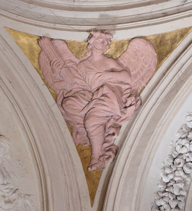 Zdjęcie nr 77: Kościół jest murowany z cegły, z użyciem ciosu kamiennego w partii cokołu i jako okładziny, tynkowany, z kryptami odpowiadającymi rzutowi. Założony jest na rzucie krzyża łacińskiego, z czteroprzęsłową nawą ujętą kaplicami, trójprzęsłowym prezbiterium zamknięty prosto, półtoraprzęsłowymi ramionami nawy poprzecznej, wysuniętymi poza korpus, zamknięte prosto i z kopułą na skrzyżowaniu naw. Przęsło fasady jest ujęte dwiema lokalnościami i dwiema wysuniętymi poza obręb korpusu wieżami z okrągłymi klatkami schodowymi z drewnianymi kręconymi schodami prowadzącymi do pomieszczeń nad lokalnościami. Do prezbiterium przylegają od południowego wschodu zakrystia, od północnego zachodu skarbiec, z składzikami na piętrze. 
Nawa jest artykułowa za pomocą pilastrów kompozytowych, zdwojonych w prezbiterium, transepcie i nawie głównej, zwielokrotniony w krzyżu kościoła, dźwigających wydatne belkowanie. Ściany kaplic są artykułowane za pomocą płytkich, opilastrowanych arkad; mury tarczowe kaplic wydzielone za pomocą gzymsu przełamującego się w narożnikach. Nawa i prezbiterium są sklepione kolebkami na gurtach z lunetami, transept sklepieniem kolebkowym na gurtach, kaplice pseudokopułami na pendentywach (w kaplicy Matki Boskiej i św. Katarzyny kopuły na rzucie elipsy z latarniami), zakrystia i skarbiec sklepieniem krzyżowo-kolebkowo, a przedsionki – nieckowym z lustrem. Okna nawy głównej i prezbiterium w profilowanych obramieniach, prostokątne, zamknięte łukiem segmentowym, okna kaplic są półkoliste. Bęben kopuły rozczłonkowany parami pilastrów kompozytowych, a między nimi rozlokowane naprzemian półkoliście zamknięte nisze i prostokątne okna. Do kościoła prowadzą drzwi wejściowe i para drzwi bocznych, z prezbiterium drzwi wejściowe do skarbca i zakrystii, z zakrystii na dziedziniec przy kościele. 
Fasada poprzedzona schodami, dwukondygnacyjna, dwuwieżowa, w dolnej kondygnacji siedmioosiowa, w górnej trójosiowa z dwiema wyodrębnionymi wieżami. Dolna kondygnacja rozczłonkowana zwojonymi pilastrami i parami kolumn flankujących oś środkową, o kapitelach kompozytowych, podtrzymujących wyłamujące się nad nimi belkowanie z wydatnym gzymsem i attyką, ponad belkowaniem w osi środkowej przerwany przyczółek. Górną kondygnację ujmują pary pilastrów ze stojącymi na ich tle wazonami, dźwigające wyłamujące się nad nimi belkowanie, w części środkowej zwieńczone przyczółkiem, w wieżach – miedzianymi hełmami. 
W części środkowej dolnej kondygnacji znajduje się zamknięta półkoliście wnęka z portalem, ujętym ukośnie dostawionymi pilastrami z konsolami podtrzymującymi naczółki i z tablicą z wklęsłymi bokami, zwieńczoną gzymsem w kształcie łuku nadwieszonego; ponad tablicą znajduje się półkoliste okno. Nad drzwiami bocznymi płaskorzeźbione postacie klęczących aniołów i kwadratowe okna, w wieżach wnęki z figurami św. Bernarda (po lewej) i św. Jana Kantego (po prawej). W części środkowej drugiej kondygnacji umieszczone jest prostokątne okno zamknięte łukiem segmentowym i zwieńczone przerwanym przyczółkiem. W polach bocznych nisze z figurami św. Kazimierza (po lewej) i św. Floriana (po prawej). Ściany boczne wzmocnione szkarpami, podzielone lizenami i pilastrami toskańskimi w dolnej kondygnacji prezbiterium oraz południowo wschodniej i północno zachodniej ścianie transeptu. Prezbiterium i ramiona transeptu zamknięte trójkątnymi szczytami z owalnymi oknami. Tambur kopuły rozczłonkowany lizenami, z oknami zamkniętymi łukami segmentowymi, w profilowanych obramieniach; ośmiopolową kopułę krytą blachą wieńczy latarnia opięta półkolumnami, pomiędzy którymi znajdują się wąskie okna zamknięte półkoliście. Nawę, prezbiterium i transept nakrywa dach siodłowy, nad pozostałymi pomieszczeniami dachy siodłowe, z wyjątkiem środkowych kaplic, w których kopułki wtopione zostały w dach i zwieńczone latarniami.  
