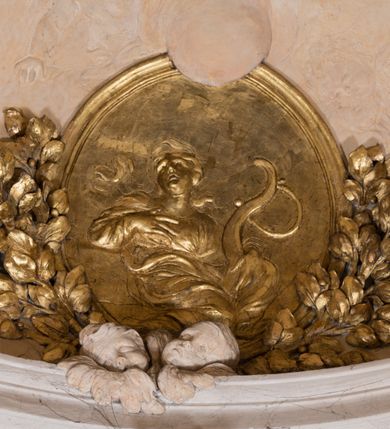 Zdjęcie nr 73: Kościół jest murowany z cegły, z użyciem ciosu kamiennego w partii cokołu i jako okładziny, tynkowany, z kryptami odpowiadającymi rzutowi. Założony jest na rzucie krzyża łacińskiego, z czteroprzęsłową nawą ujętą kaplicami, trójprzęsłowym prezbiterium zamknięty prosto, półtoraprzęsłowymi ramionami nawy poprzecznej, wysuniętymi poza korpus, zamknięte prosto i z kopułą na skrzyżowaniu naw. Przęsło fasady jest ujęte dwiema lokalnościami i dwiema wysuniętymi poza obręb korpusu wieżami z okrągłymi klatkami schodowymi z drewnianymi kręconymi schodami prowadzącymi do pomieszczeń nad lokalnościami. Do prezbiterium przylegają od południowego wschodu zakrystia, od północnego zachodu skarbiec, z składzikami na piętrze. 
Nawa jest artykułowa za pomocą pilastrów kompozytowych, zdwojonych w prezbiterium, transepcie i nawie głównej, zwielokrotniony w krzyżu kościoła, dźwigających wydatne belkowanie. Ściany kaplic są artykułowane za pomocą płytkich, opilastrowanych arkad; mury tarczowe kaplic wydzielone za pomocą gzymsu przełamującego się w narożnikach. Nawa i prezbiterium są sklepione kolebkami na gurtach z lunetami, transept sklepieniem kolebkowym na gurtach, kaplice pseudokopułami na pendentywach (w kaplicy Matki Boskiej i św. Katarzyny kopuły na rzucie elipsy z latarniami), zakrystia i skarbiec sklepieniem krzyżowo-kolebkowo, a przedsionki – nieckowym z lustrem. Okna nawy głównej i prezbiterium w profilowanych obramieniach, prostokątne, zamknięte łukiem segmentowym, okna kaplic są półkoliste. Bęben kopuły rozczłonkowany parami pilastrów kompozytowych, a między nimi rozlokowane naprzemian półkoliście zamknięte nisze i prostokątne okna. Do kościoła prowadzą drzwi wejściowe i para drzwi bocznych, z prezbiterium drzwi wejściowe do skarbca i zakrystii, z zakrystii na dziedziniec przy kościele. 
Fasada poprzedzona schodami, dwukondygnacyjna, dwuwieżowa, w dolnej kondygnacji siedmioosiowa, w górnej trójosiowa z dwiema wyodrębnionymi wieżami. Dolna kondygnacja rozczłonkowana zwojonymi pilastrami i parami kolumn flankujących oś środkową, o kapitelach kompozytowych, podtrzymujących wyłamujące się nad nimi belkowanie z wydatnym gzymsem i attyką, ponad belkowaniem w osi środkowej przerwany przyczółek. Górną kondygnację ujmują pary pilastrów ze stojącymi na ich tle wazonami, dźwigające wyłamujące się nad nimi belkowanie, w części środkowej zwieńczone przyczółkiem, w wieżach – miedzianymi hełmami. 
W części środkowej dolnej kondygnacji znajduje się zamknięta półkoliście wnęka z portalem, ujętym ukośnie dostawionymi pilastrami z konsolami podtrzymującymi naczółki i z tablicą z wklęsłymi bokami, zwieńczoną gzymsem w kształcie łuku nadwieszonego; ponad tablicą znajduje się półkoliste okno. Nad drzwiami bocznymi płaskorzeźbione postacie klęczących aniołów i kwadratowe okna, w wieżach wnęki z figurami św. Bernarda (po lewej) i św. Jana Kantego (po prawej). W części środkowej drugiej kondygnacji umieszczone jest prostokątne okno zamknięte łukiem segmentowym i zwieńczone przerwanym przyczółkiem. W polach bocznych nisze z figurami św. Kazimierza (po lewej) i św. Floriana (po prawej). Ściany boczne wzmocnione szkarpami, podzielone lizenami i pilastrami toskańskimi w dolnej kondygnacji prezbiterium oraz południowo wschodniej i północno zachodniej ścianie transeptu. Prezbiterium i ramiona transeptu zamknięte trójkątnymi szczytami z owalnymi oknami. Tambur kopuły rozczłonkowany lizenami, z oknami zamkniętymi łukami segmentowymi, w profilowanych obramieniach; ośmiopolową kopułę krytą blachą wieńczy latarnia opięta półkolumnami, pomiędzy którymi znajdują się wąskie okna zamknięte półkoliście. Nawę, prezbiterium i transept nakrywa dach siodłowy, nad pozostałymi pomieszczeniami dachy siodłowe, z wyjątkiem środkowych kaplic, w których kopułki wtopione zostały w dach i zwieńczone latarniami.  
